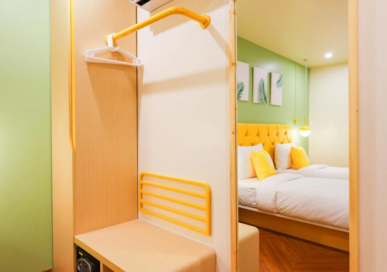 room service, Bed in Bloom Hotel - Golf Course Road, Sector 43