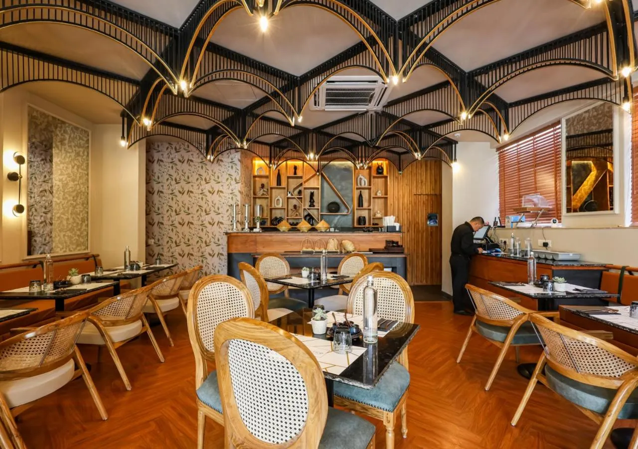 Restaurant/places to eat in Bloom Hotel - Golf Course Road, Sector 43