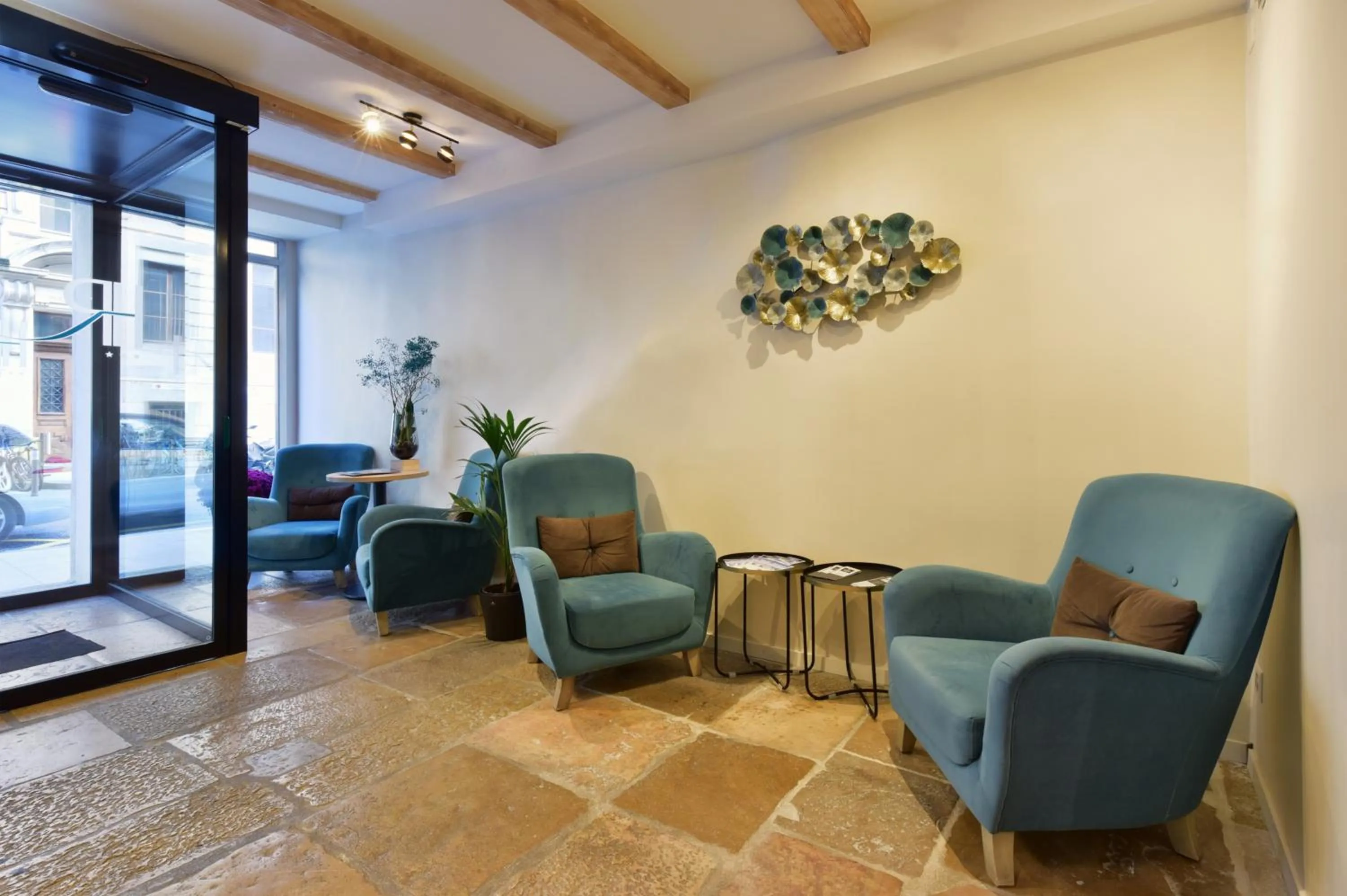 Lobby or reception in Hôtel Rousseau Plus
