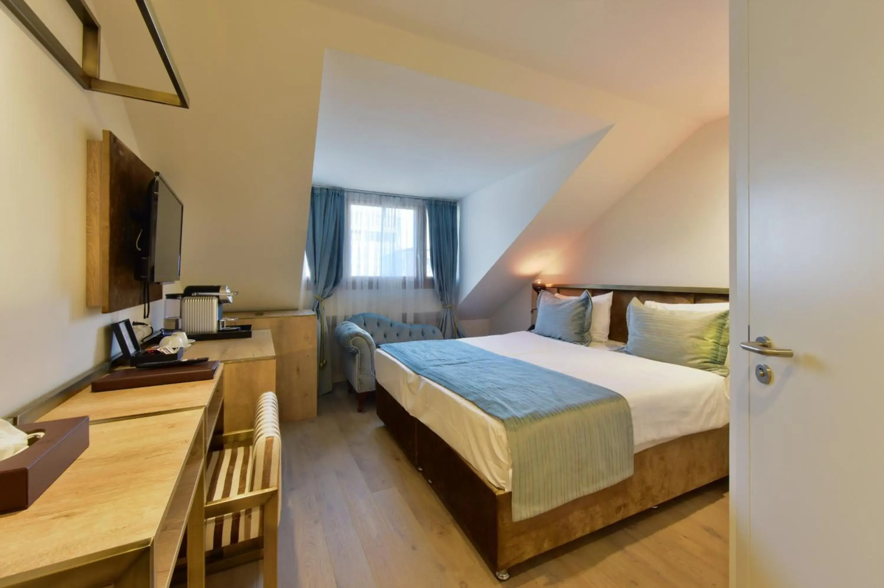 Small Double Room in Hôtel Rousseau Plus Small Double Room in Hôtel Rousseau Plus