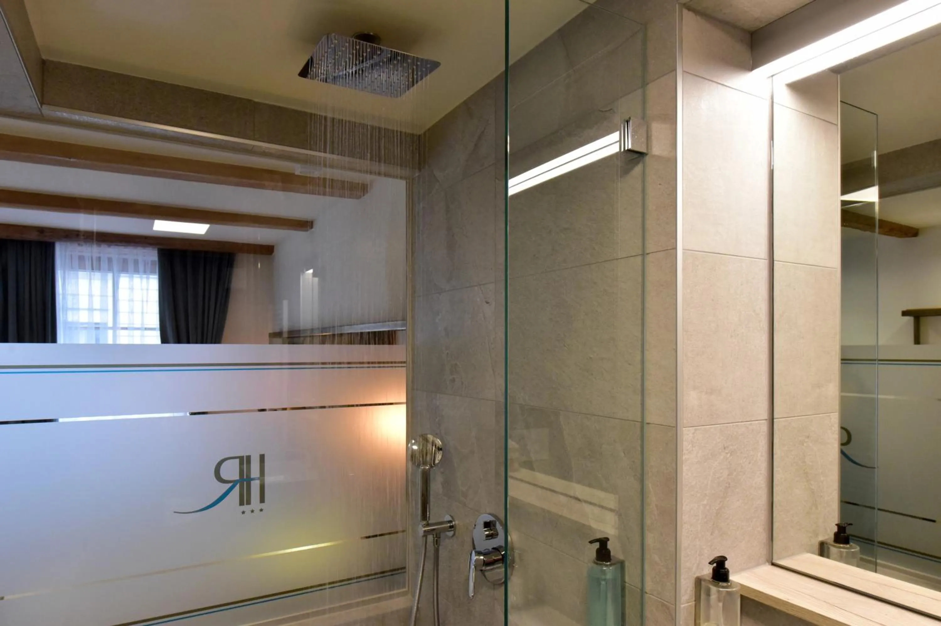 Shower in Hôtel Rousseau Plus