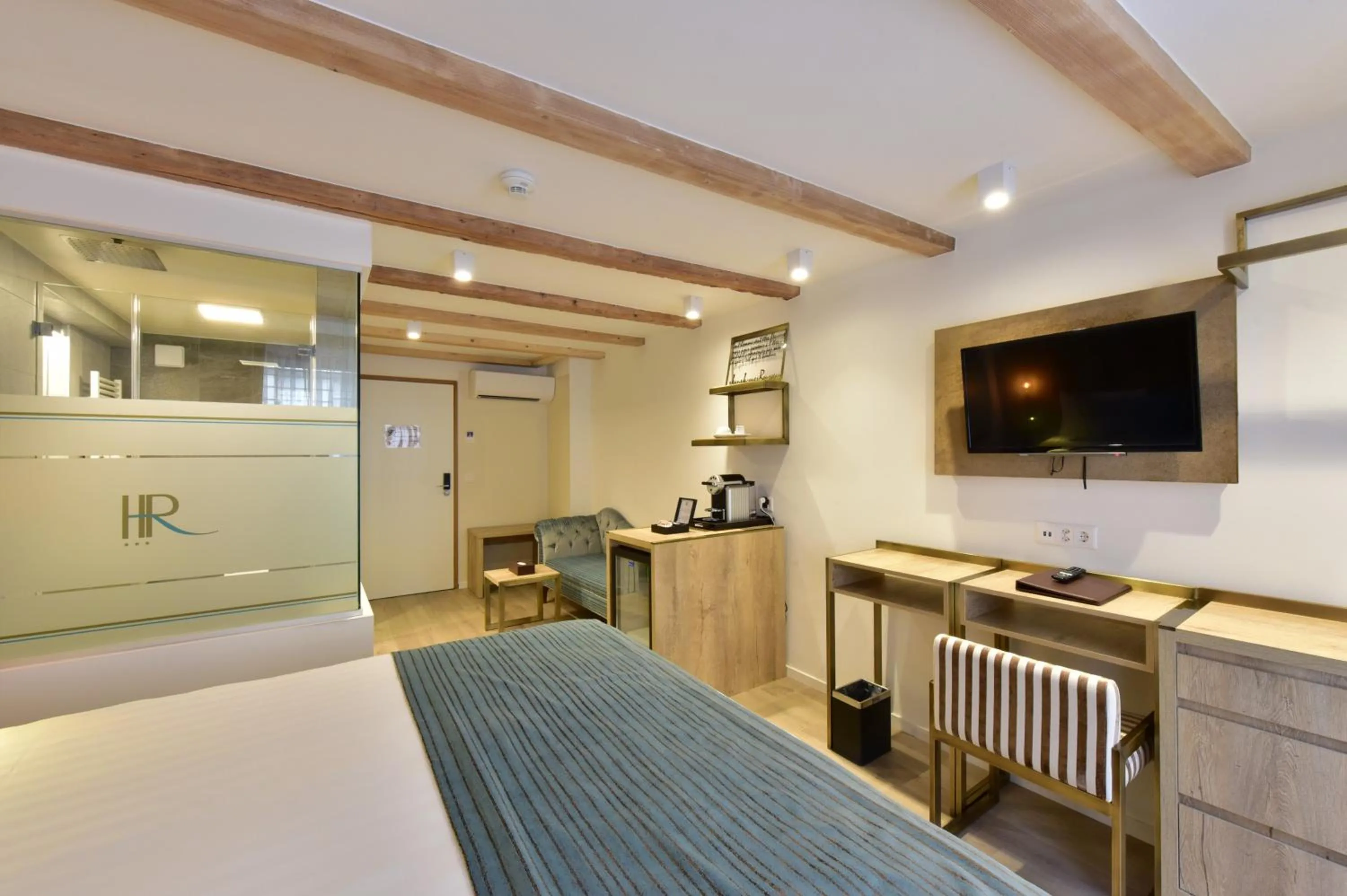 Bedroom in Hôtel Rousseau Plus