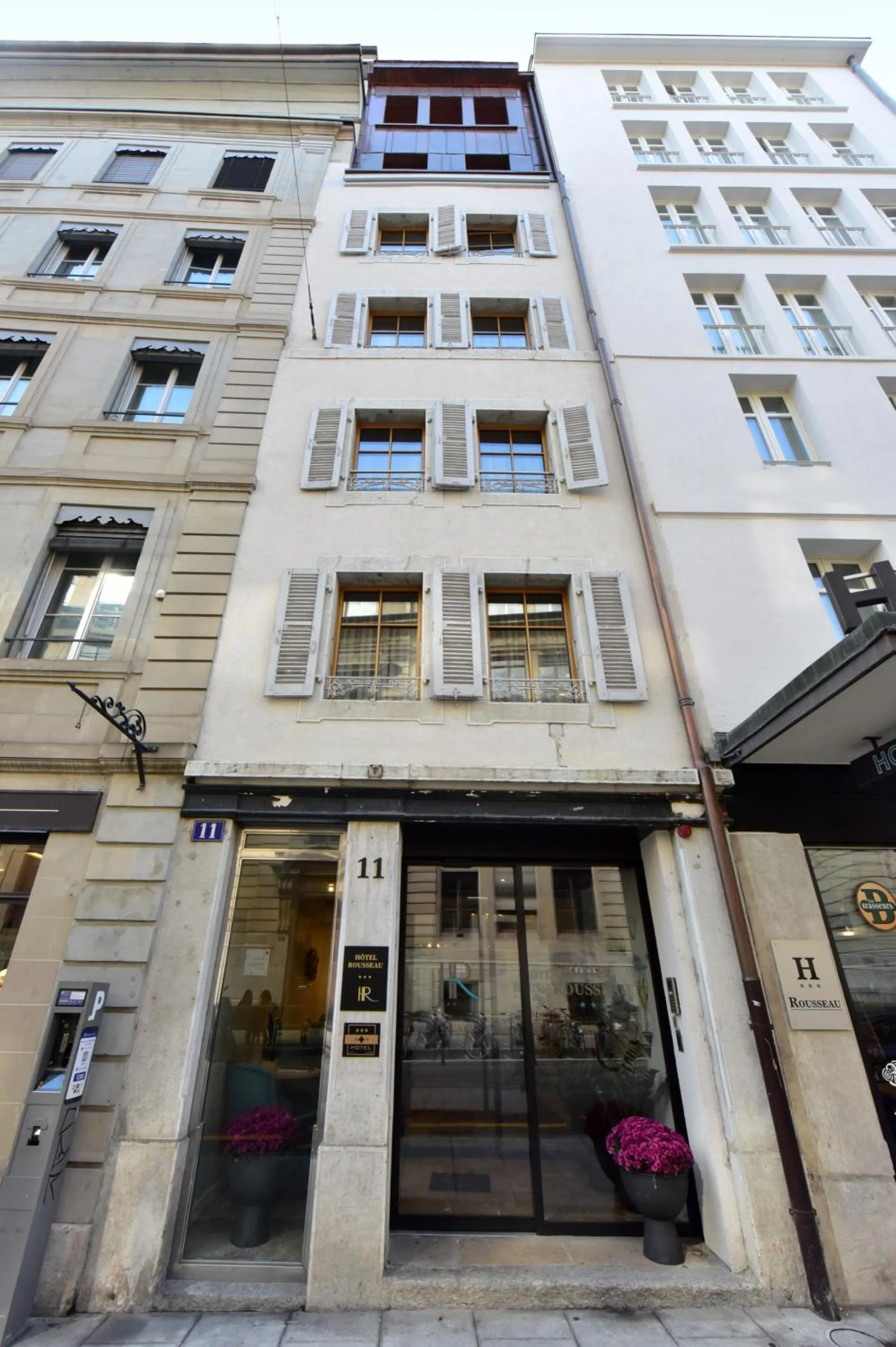 Property building in Hôtel Rousseau Plus
