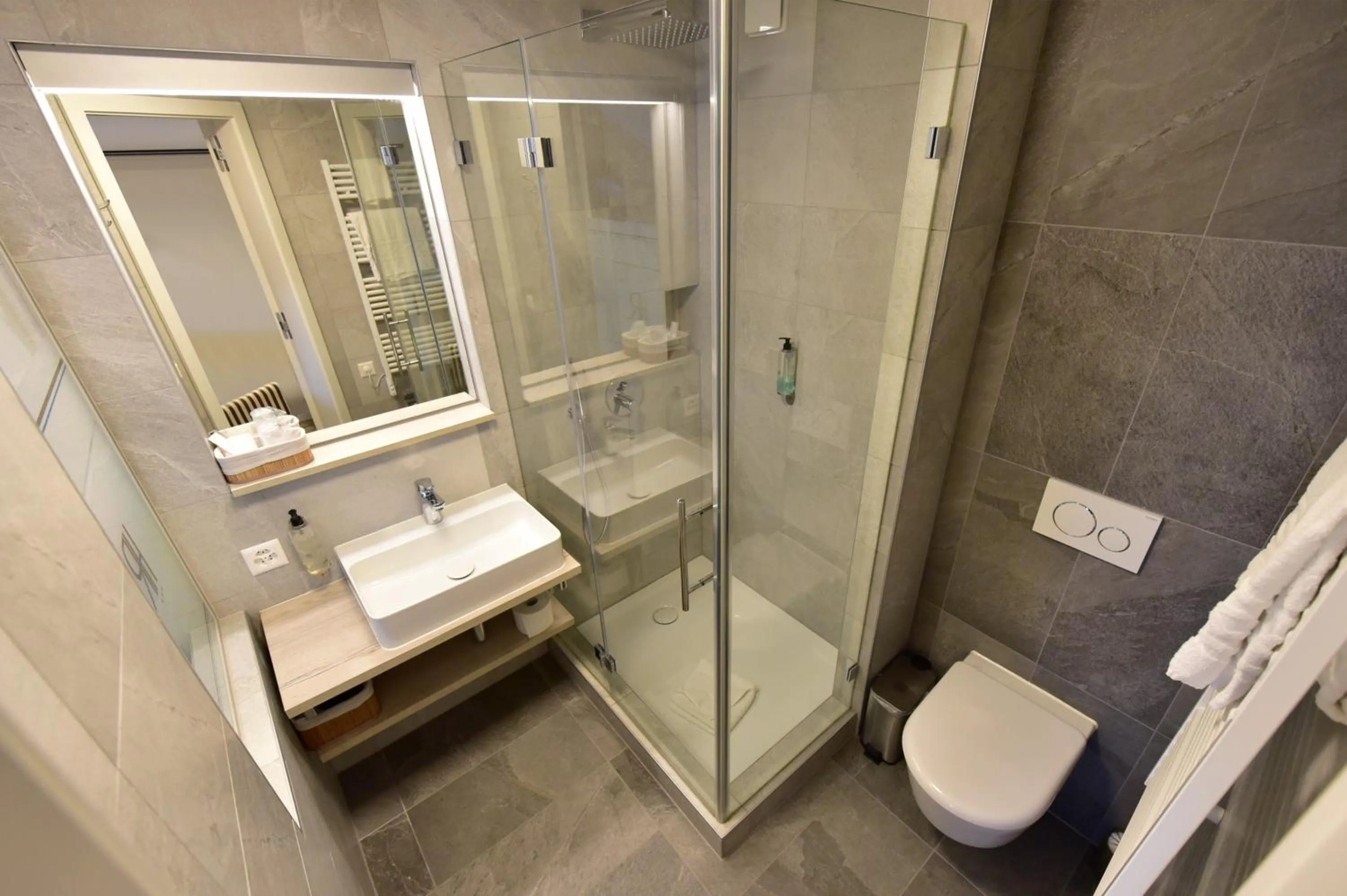 Shower in Hôtel Rousseau Plus