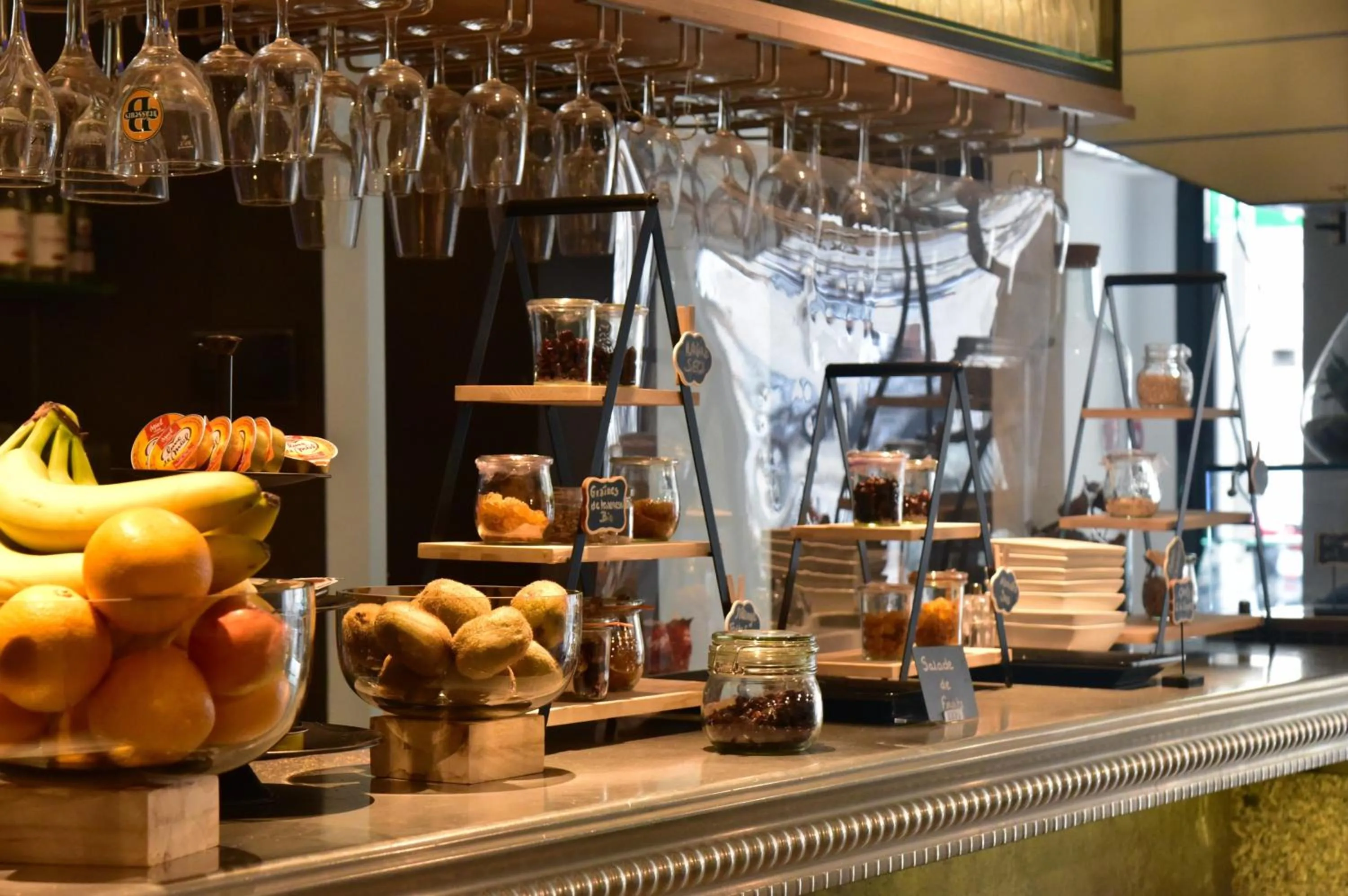 Restaurant/places to eat in Hôtel Rousseau Plus