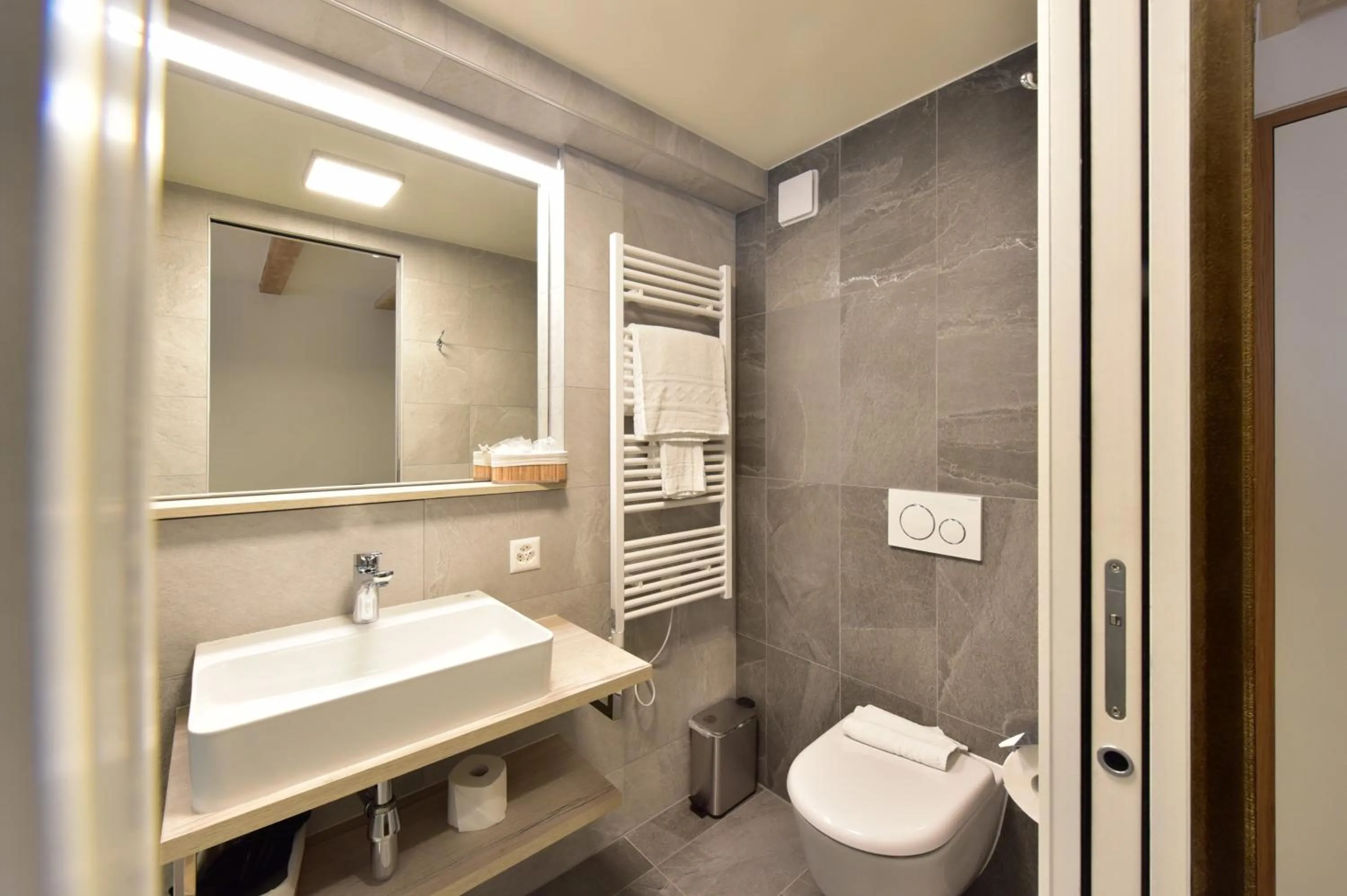 Bathroom in Hôtel Rousseau Plus