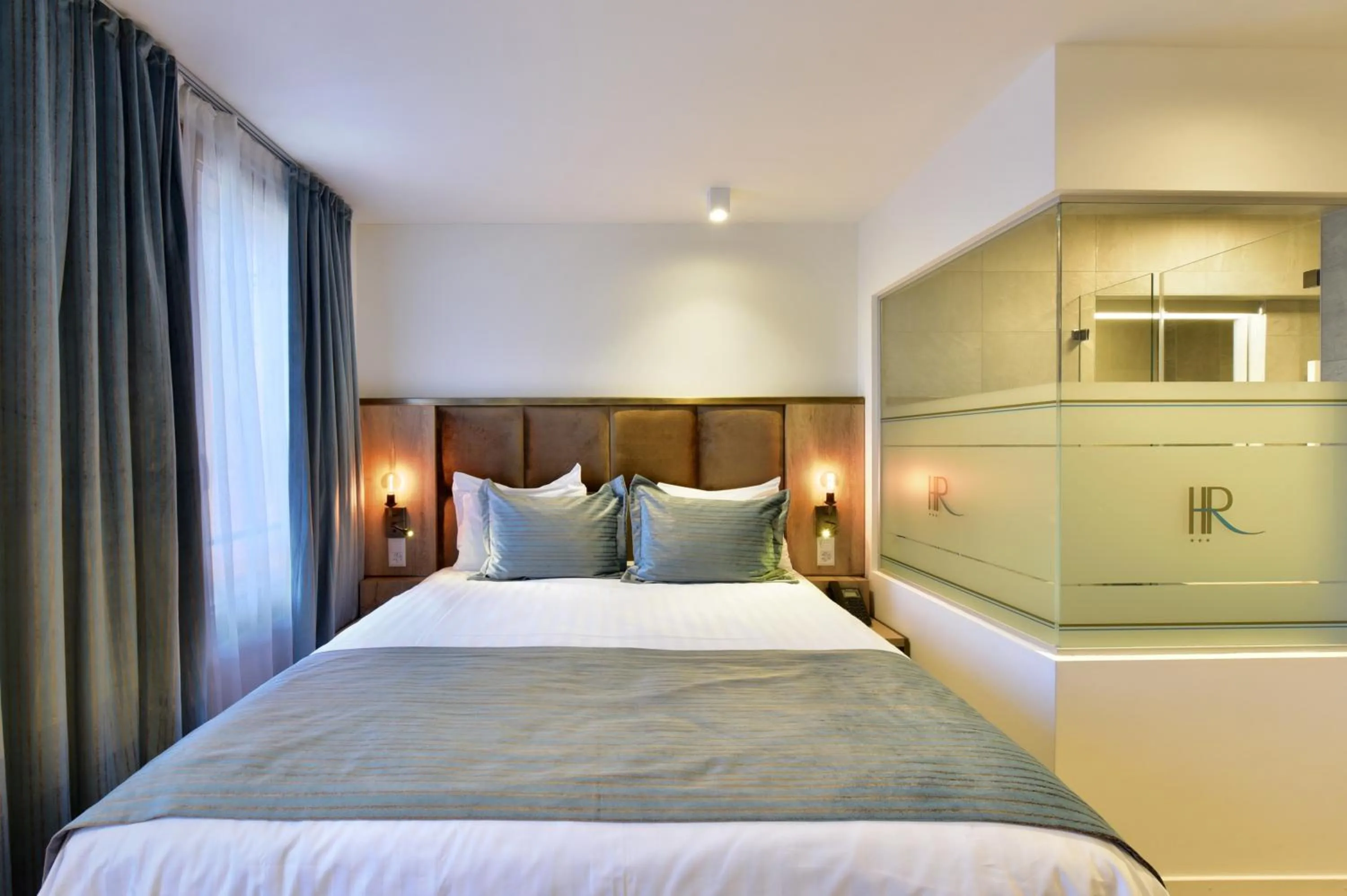 Bedroom, Bed in Hôtel Rousseau Plus