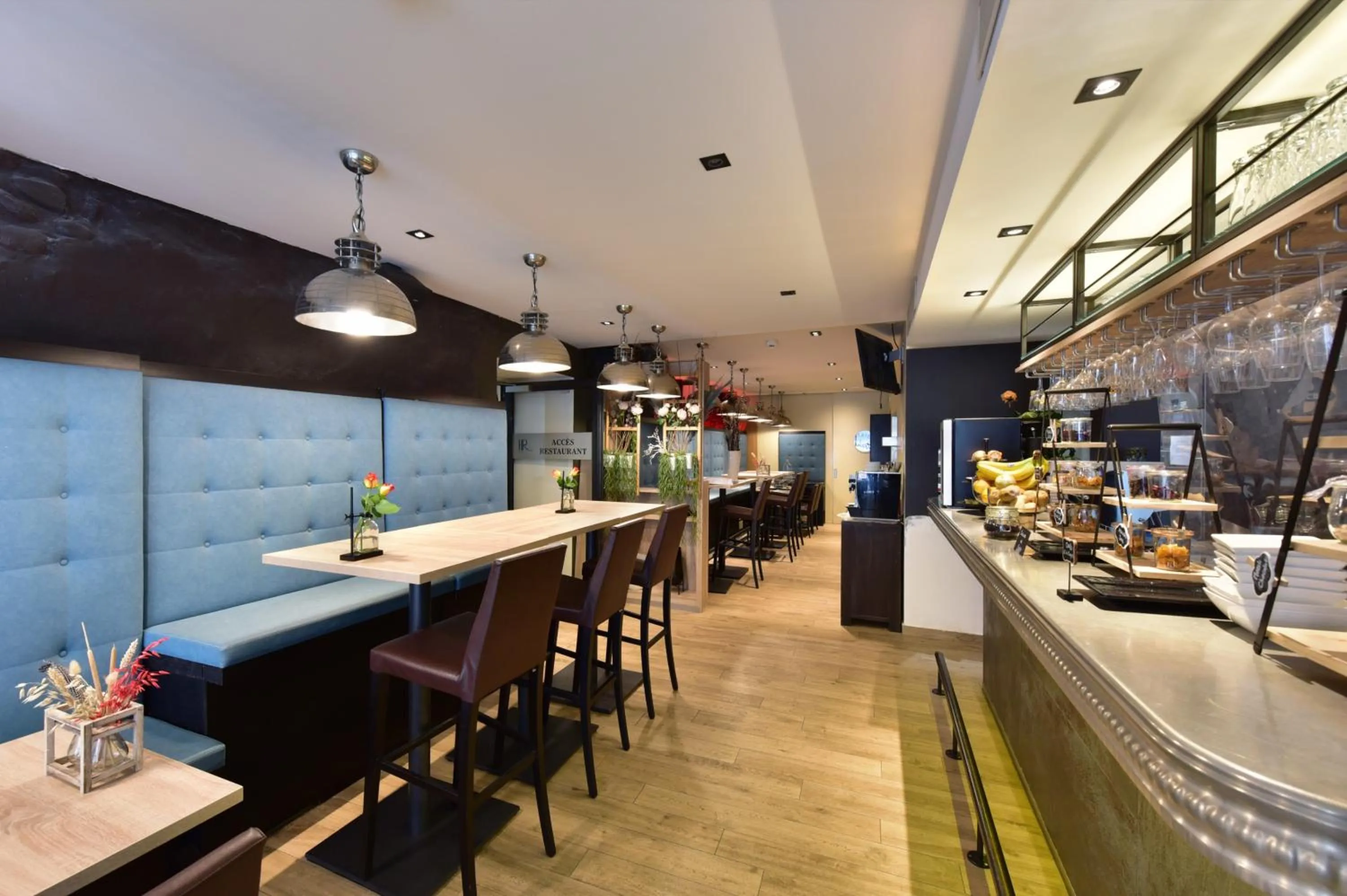 Restaurant/places to eat in Hôtel Rousseau Plus