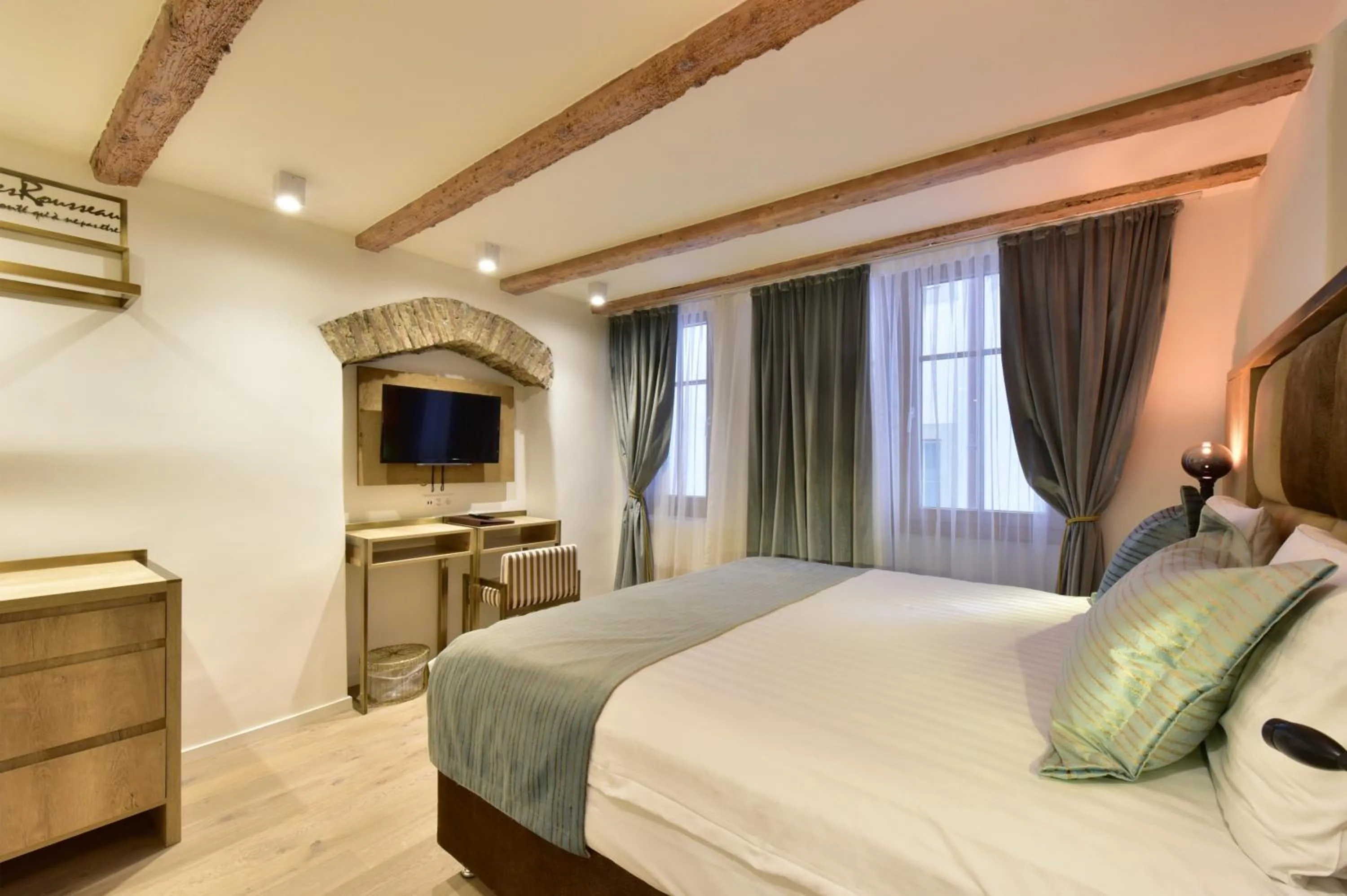 Photo of the whole room, Bed in Hôtel Rousseau Plus