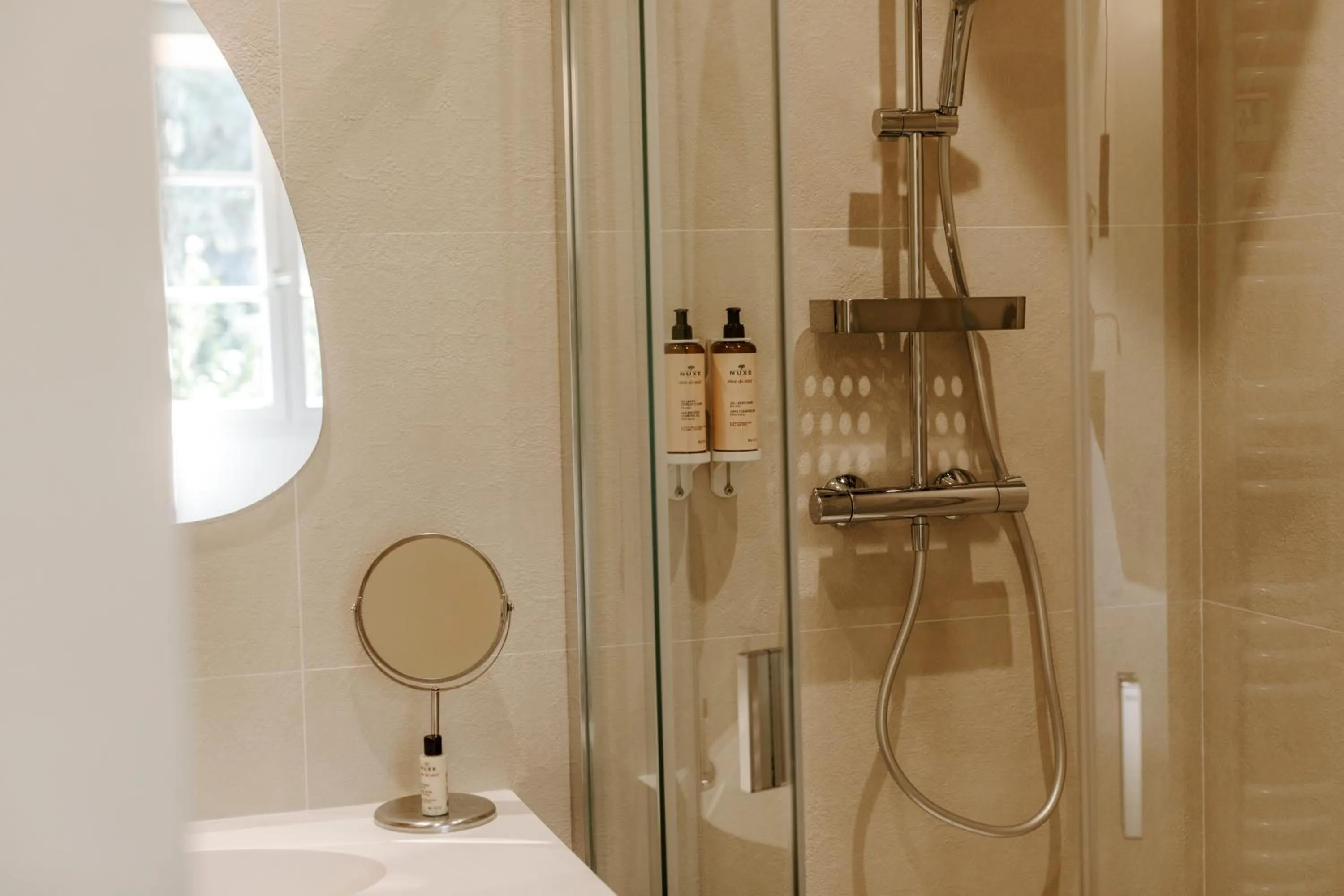 Shower in Soko Hotels-Pont du Gard