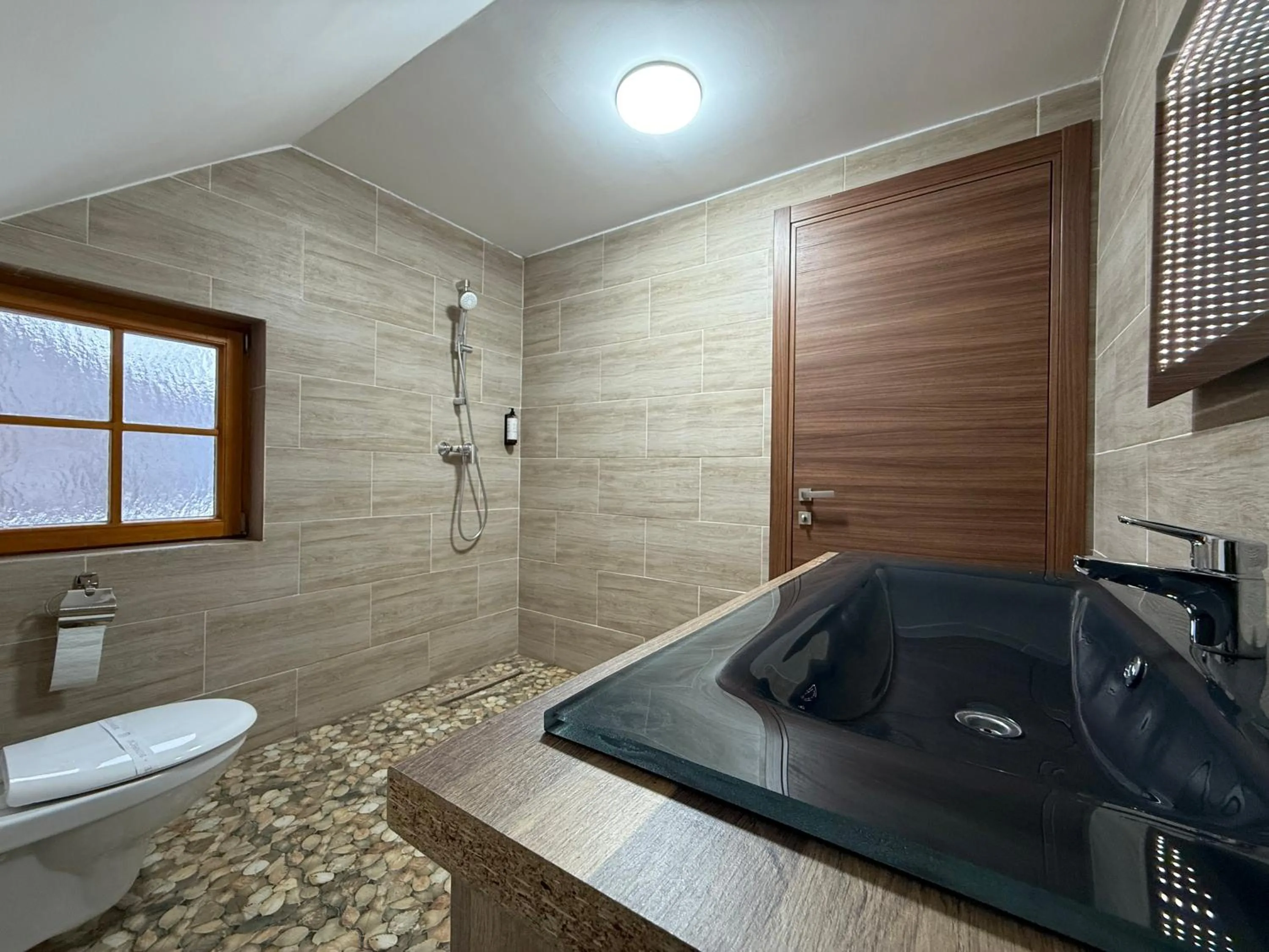 Shower in Conacul Radacinilor