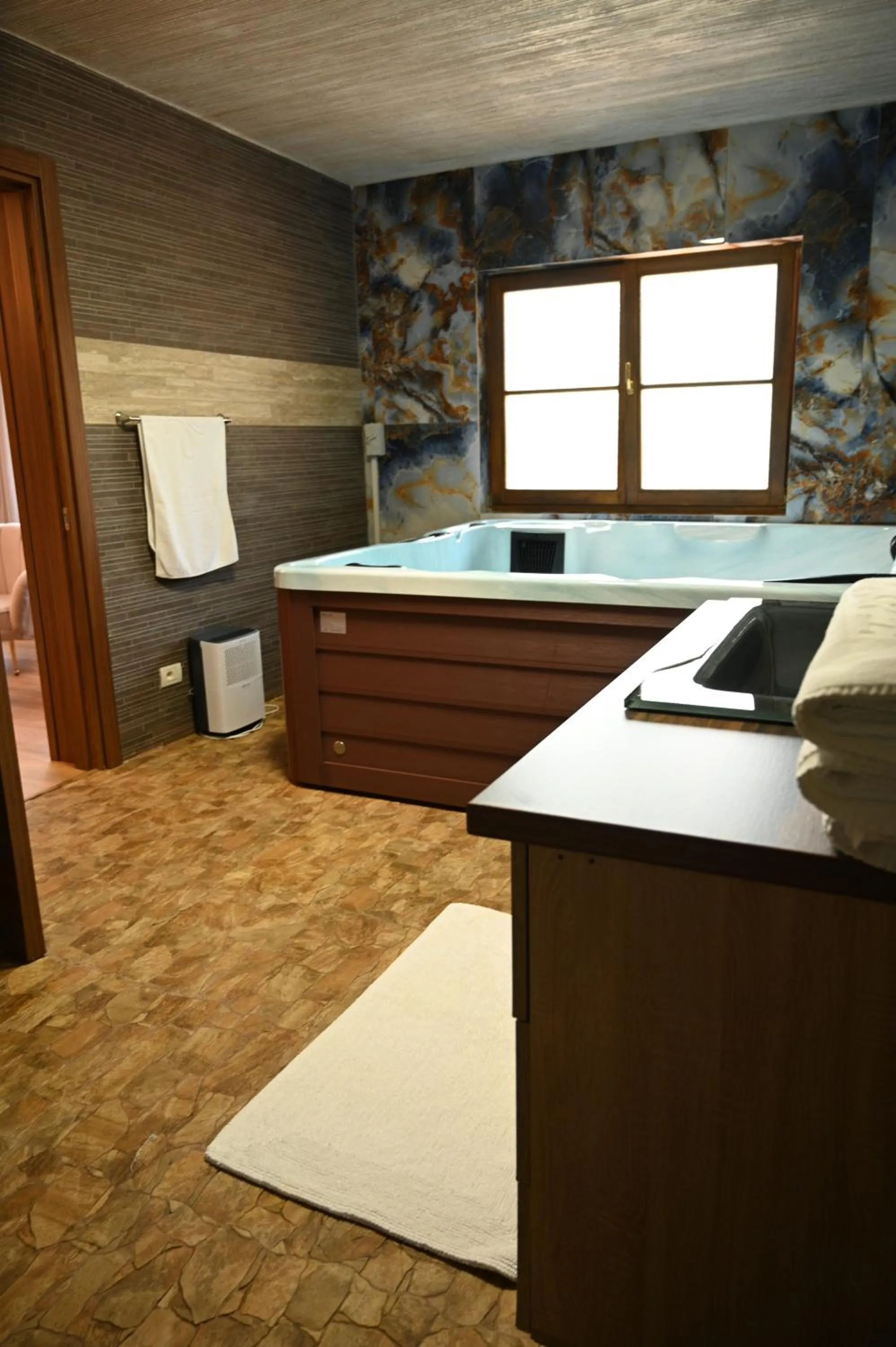 Hot Tub, Bed in Conacul Radacinilor