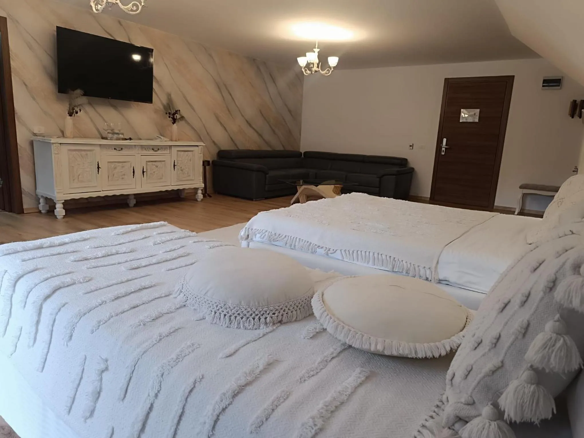 Communal lounge/ TV room, Bed in Conacul Radacinilor