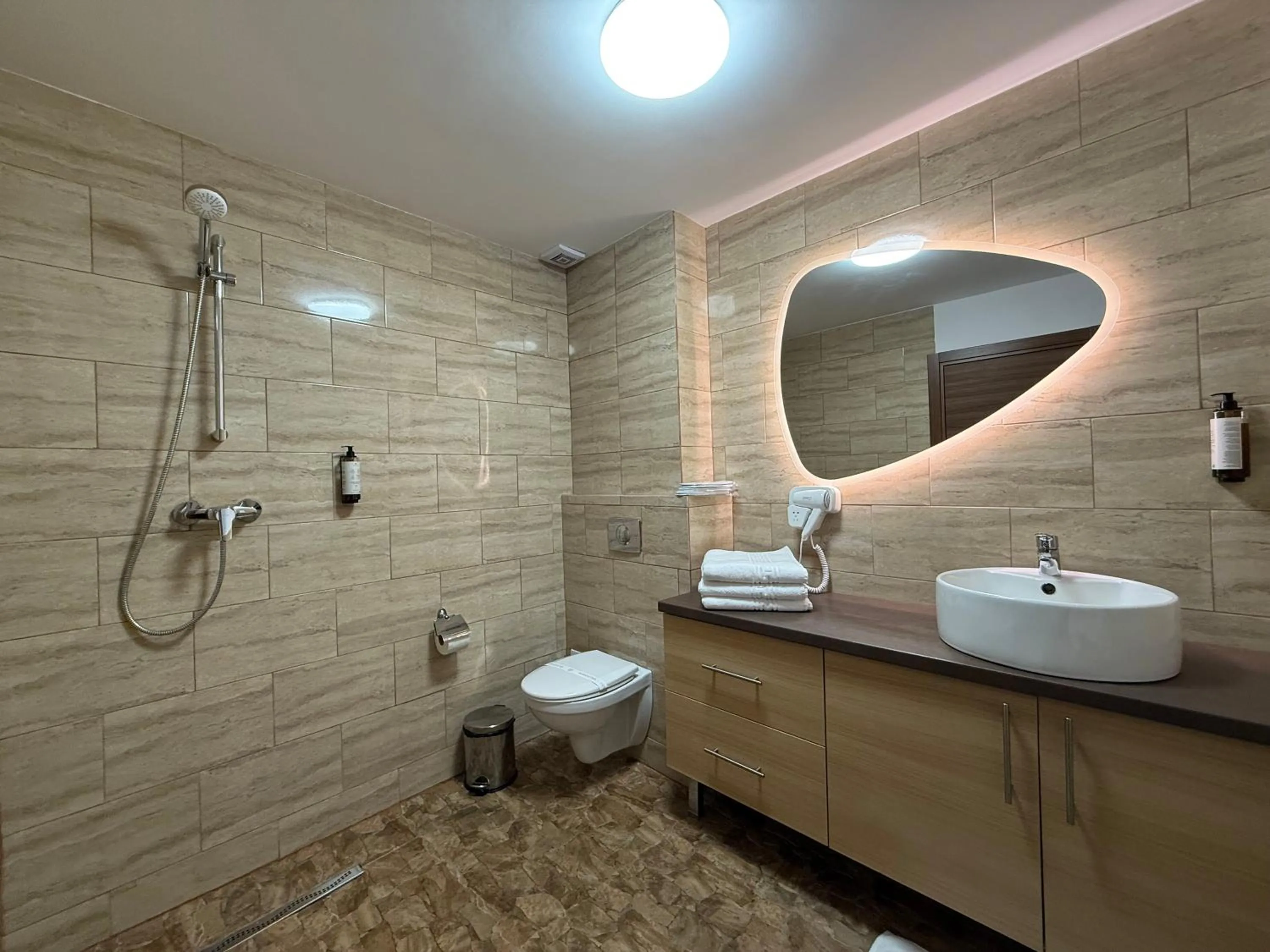 Shower in Conacul Radacinilor