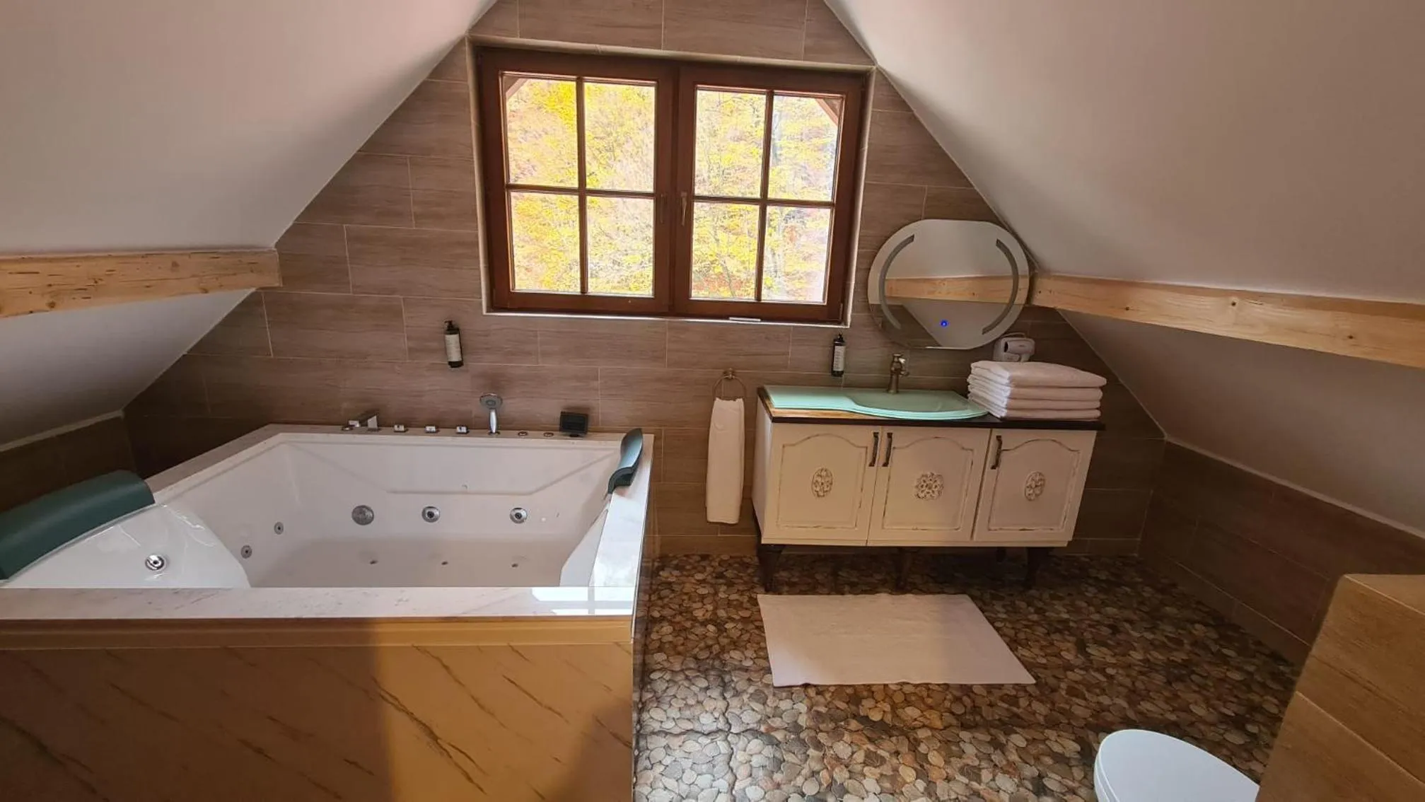 Hot Tub in Conacul Radacinilor