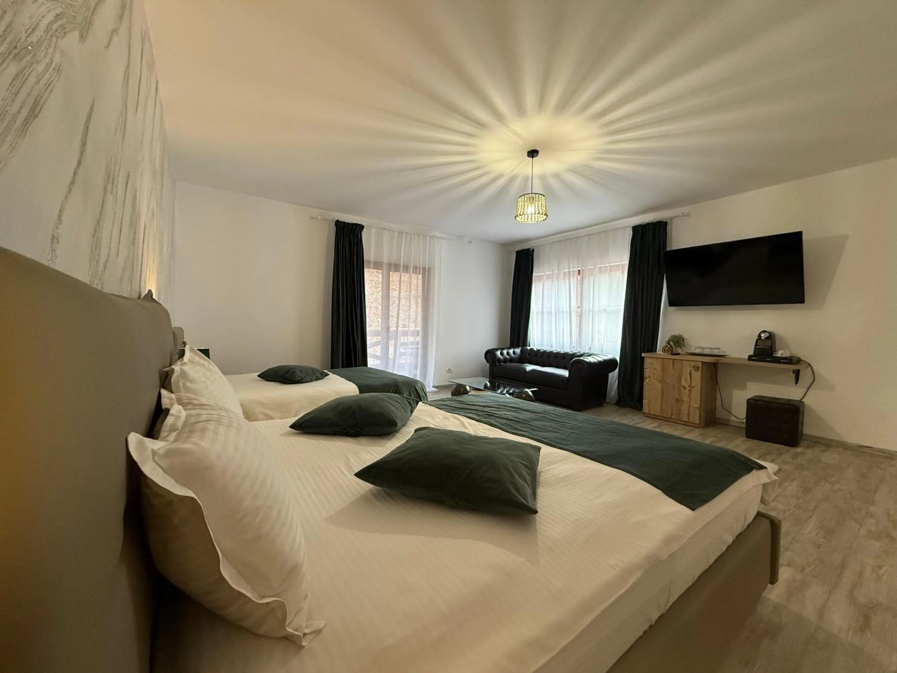 Communal lounge/ TV room, Bed in Conacul Radacinilor