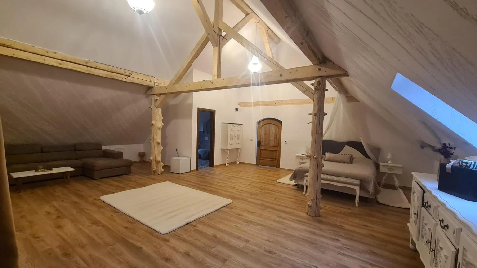 Living room, Bed in Conacul Radacinilor