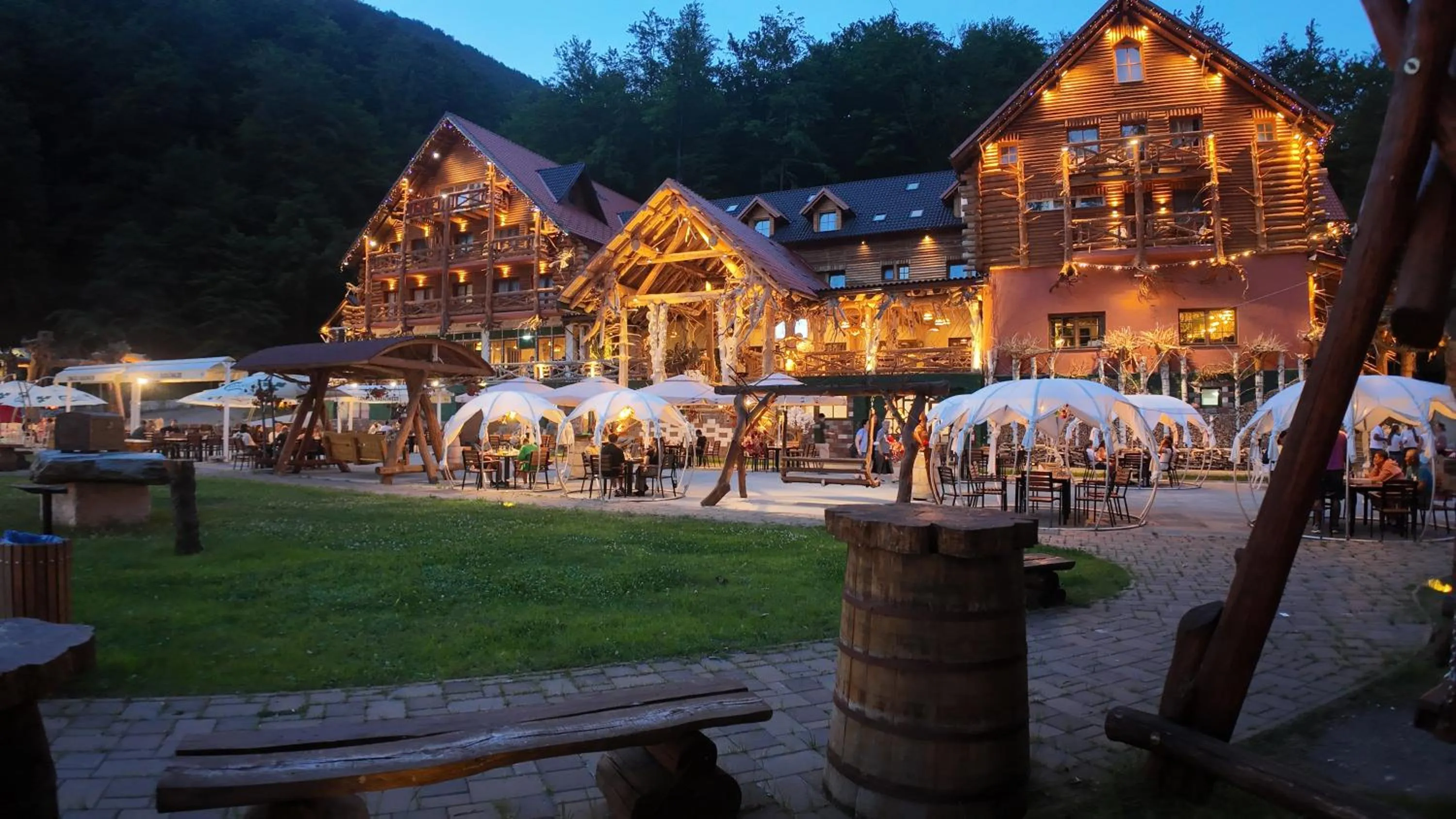 Property building in Conacul Radacinilor