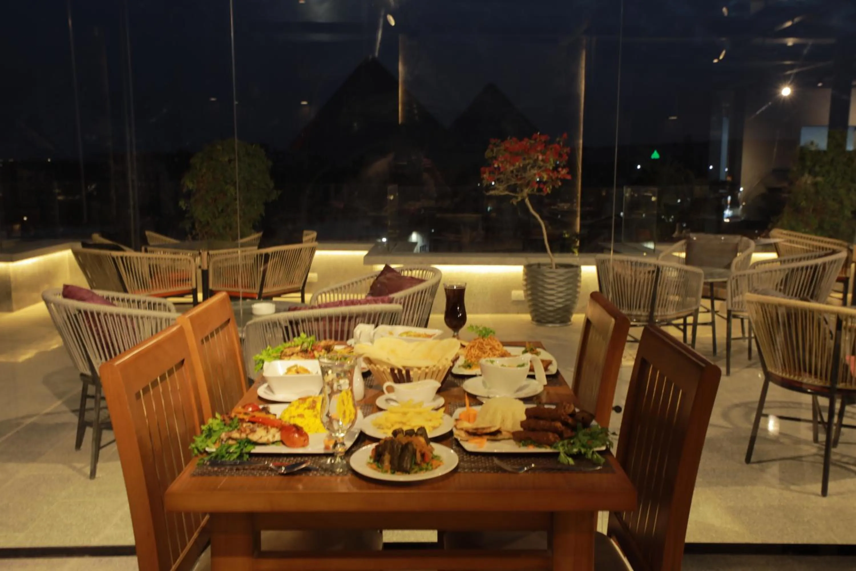 Restaurant/places to eat in Pyramid Front Hotel