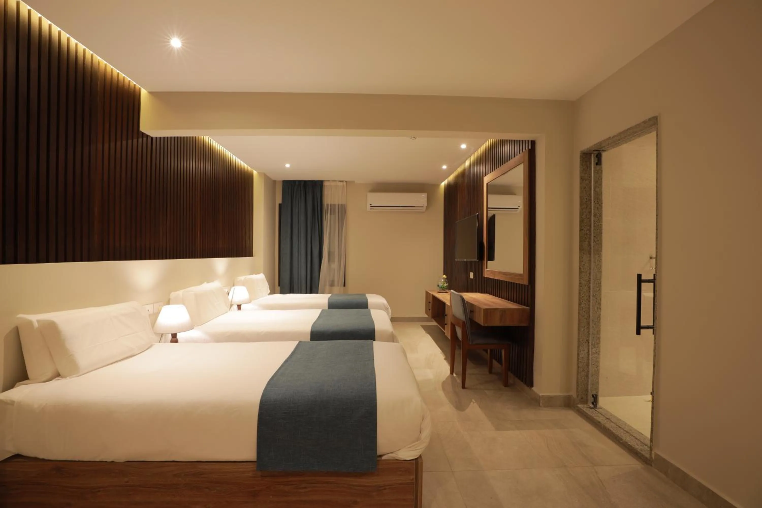 Photo of the whole room, Bed in Pyramid Front Hotel