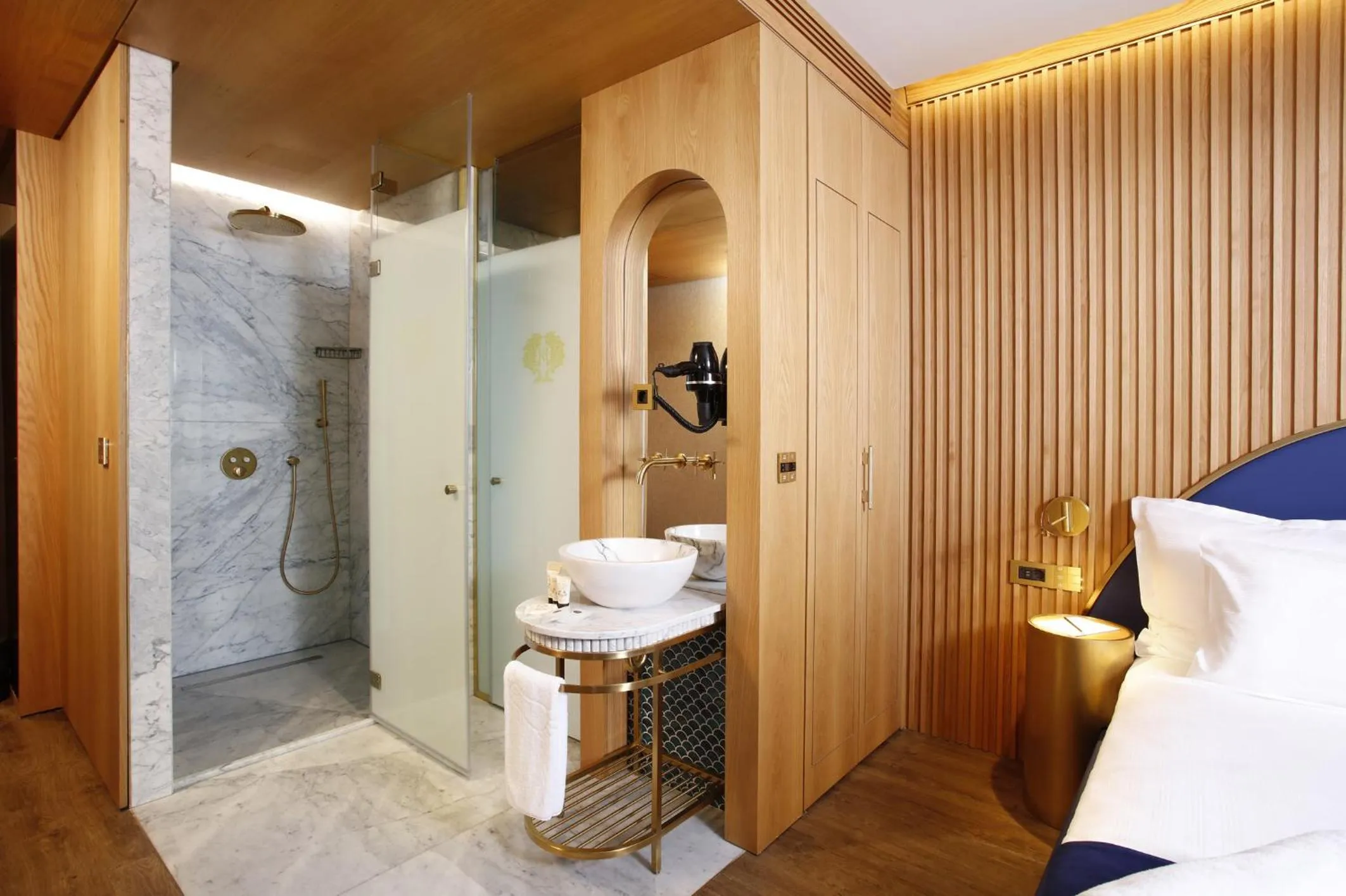 Shower, Bed in Kate Hotel Special Class & SPA