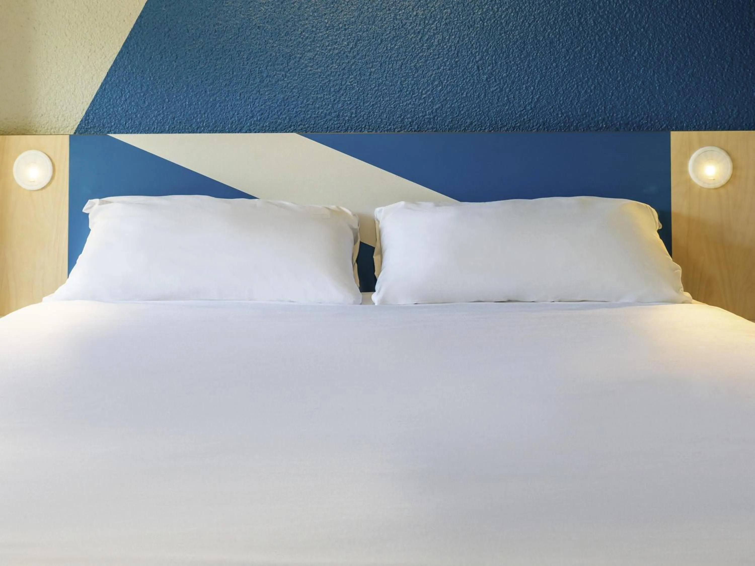 Bedroom, Bed in ibis budget Tours Sud