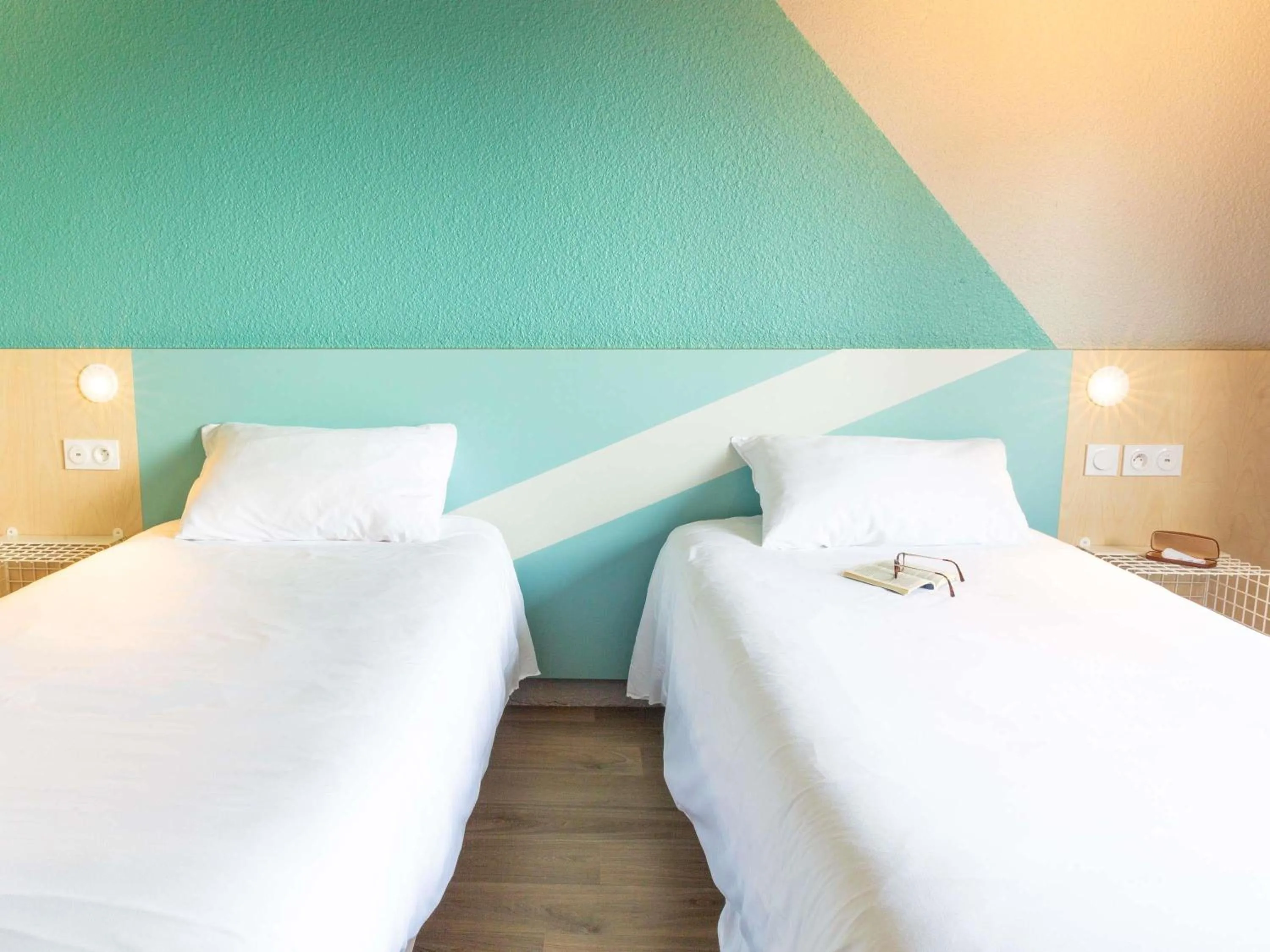 Bedroom, Bed in ibis budget Tours Sud