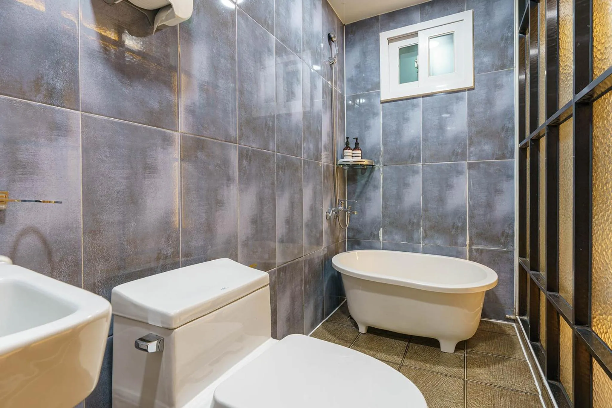 Toilet in Hotel Less Seoul