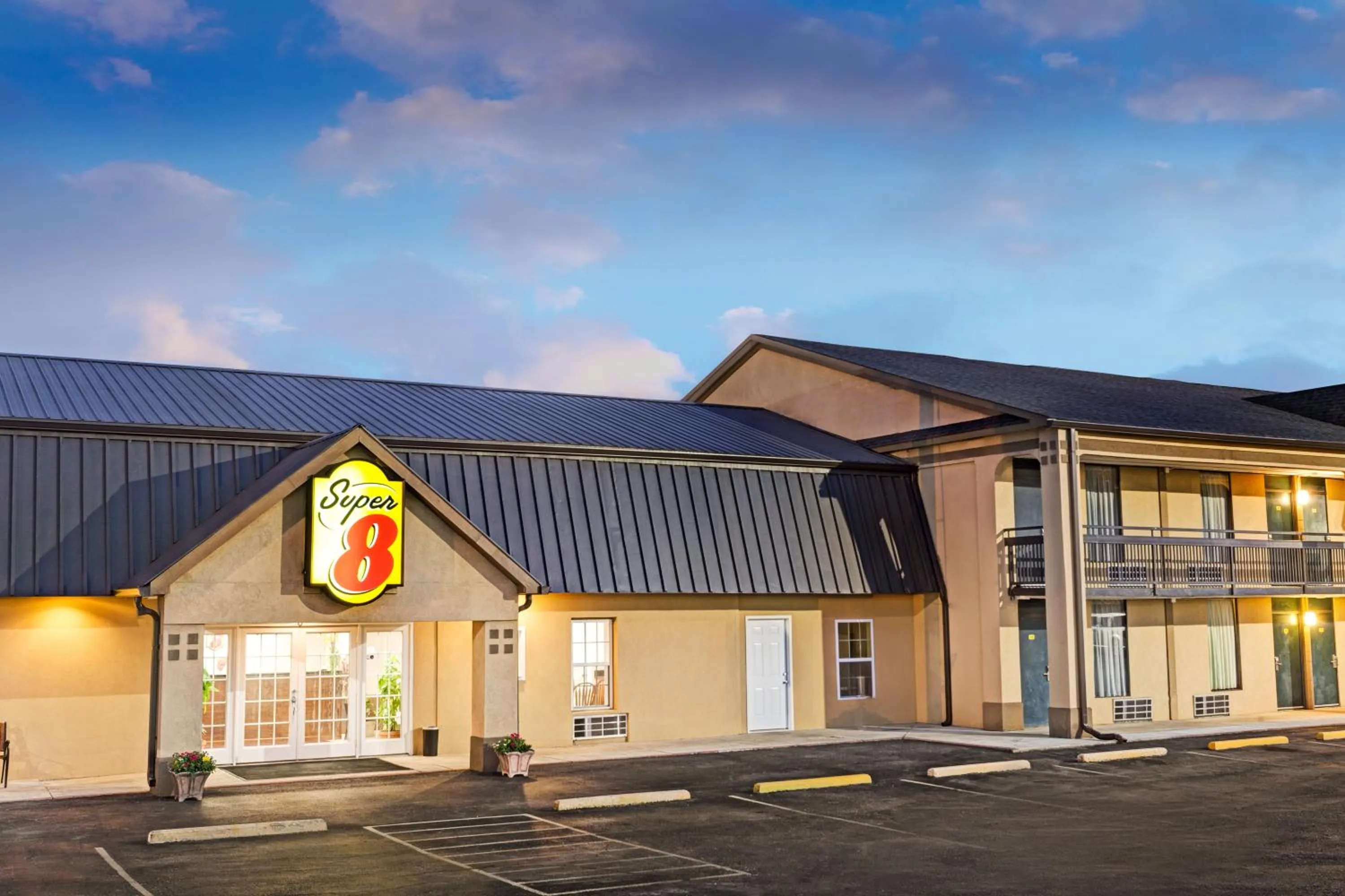 Property building in Super Inn & Suites Carrollton