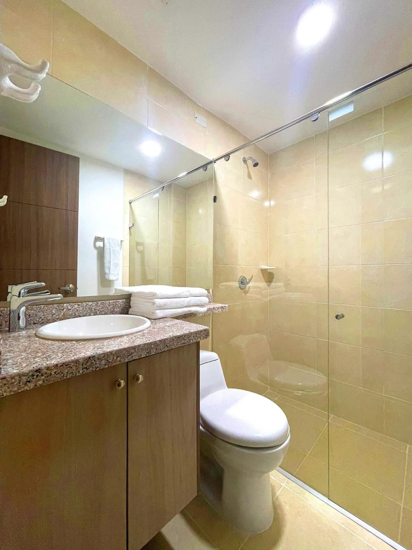 Shower in Hotel Prado 72 INN
