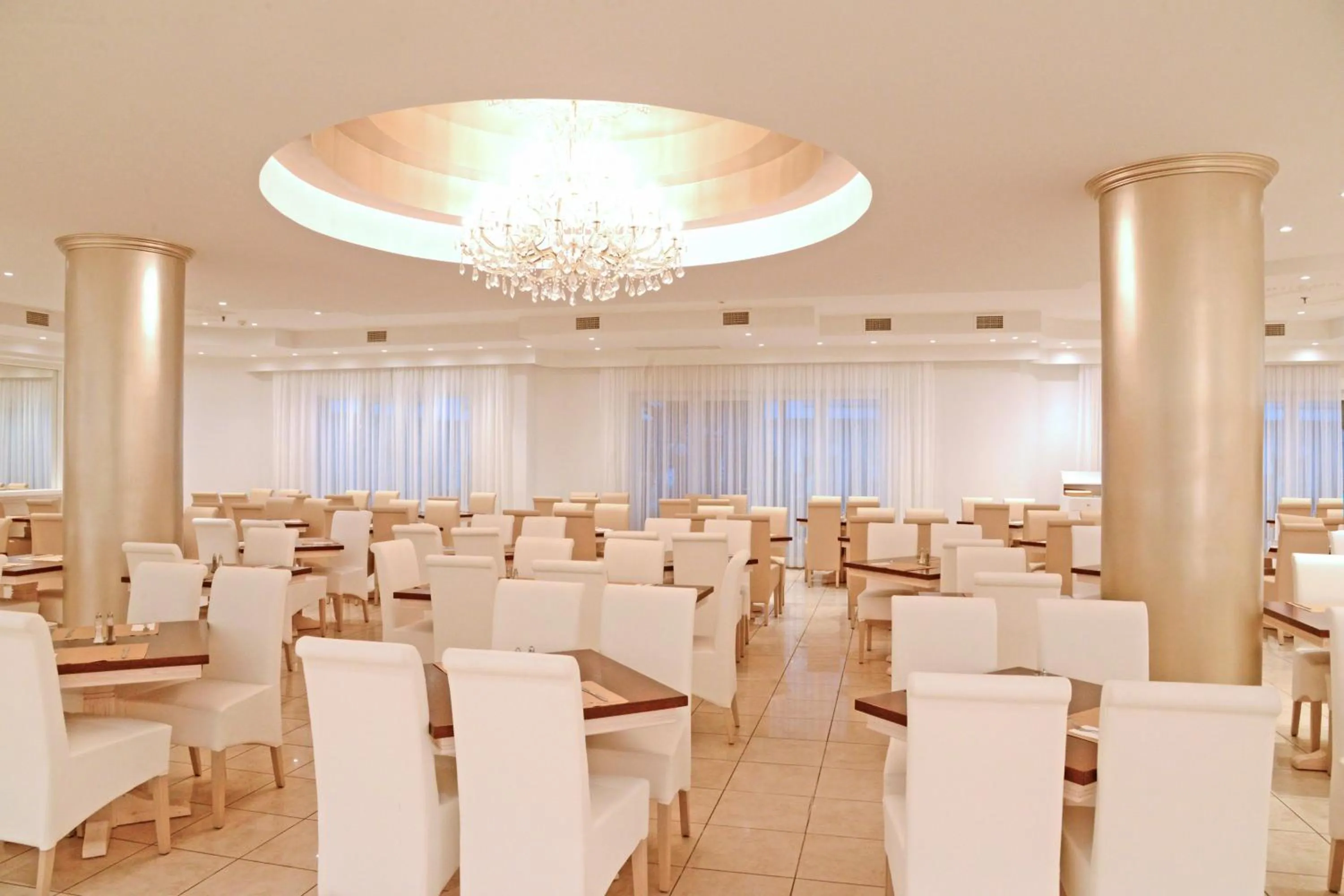 Restaurant/places to eat in Magda Hotel Club