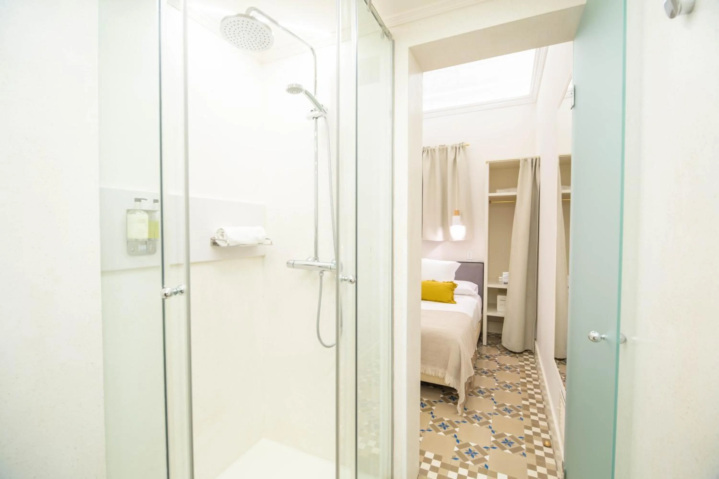 Bathroom, Bed in Feelathome Casa Bertrand