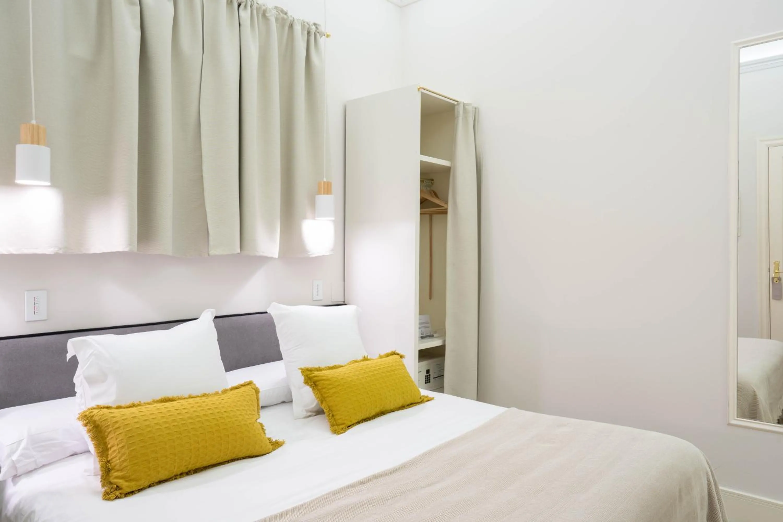 Photo of the whole room, Bed in Feelathome Casa Bertrand