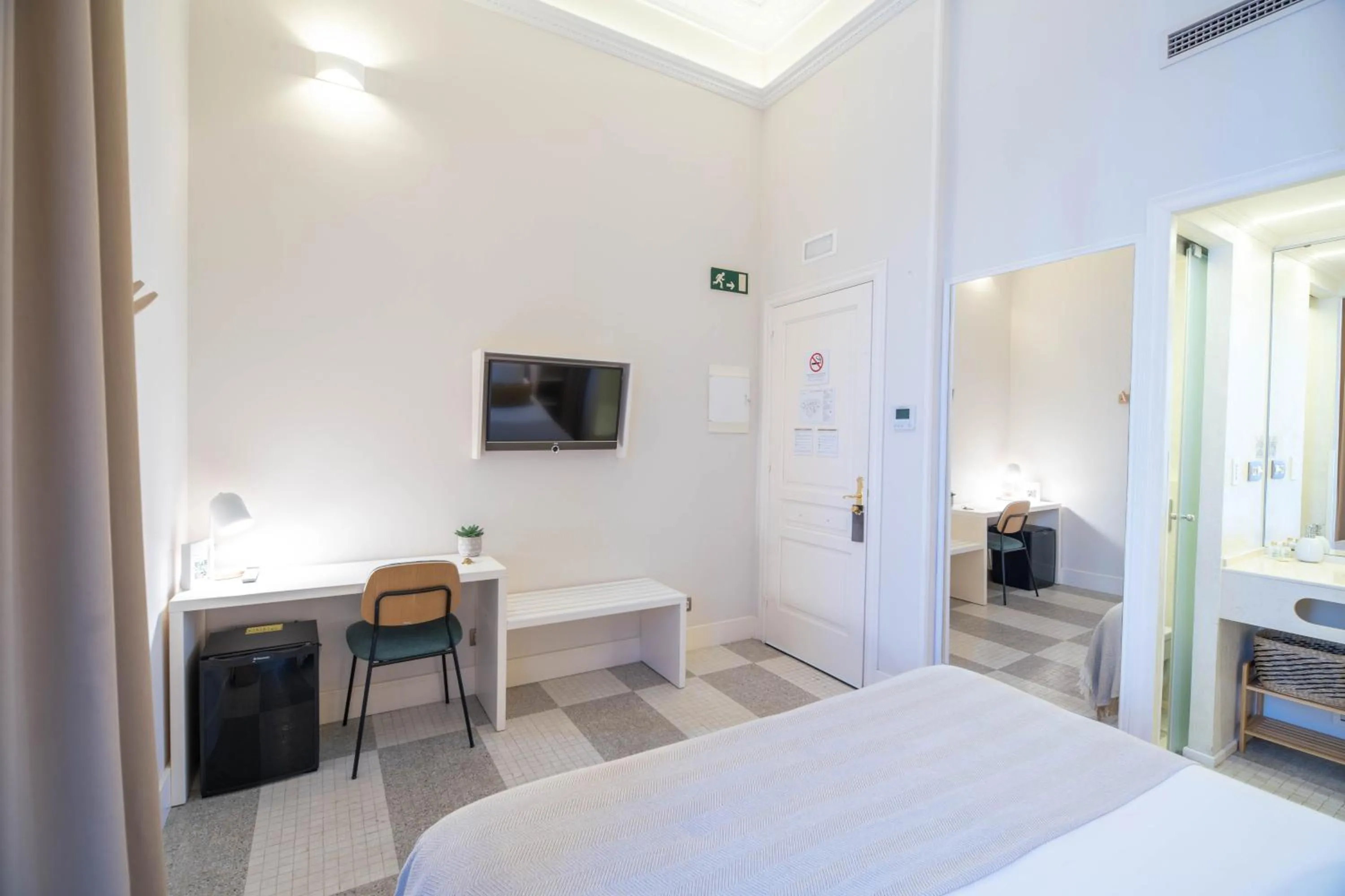 Photo of the whole room, Bed in Feelathome Casa Bertrand