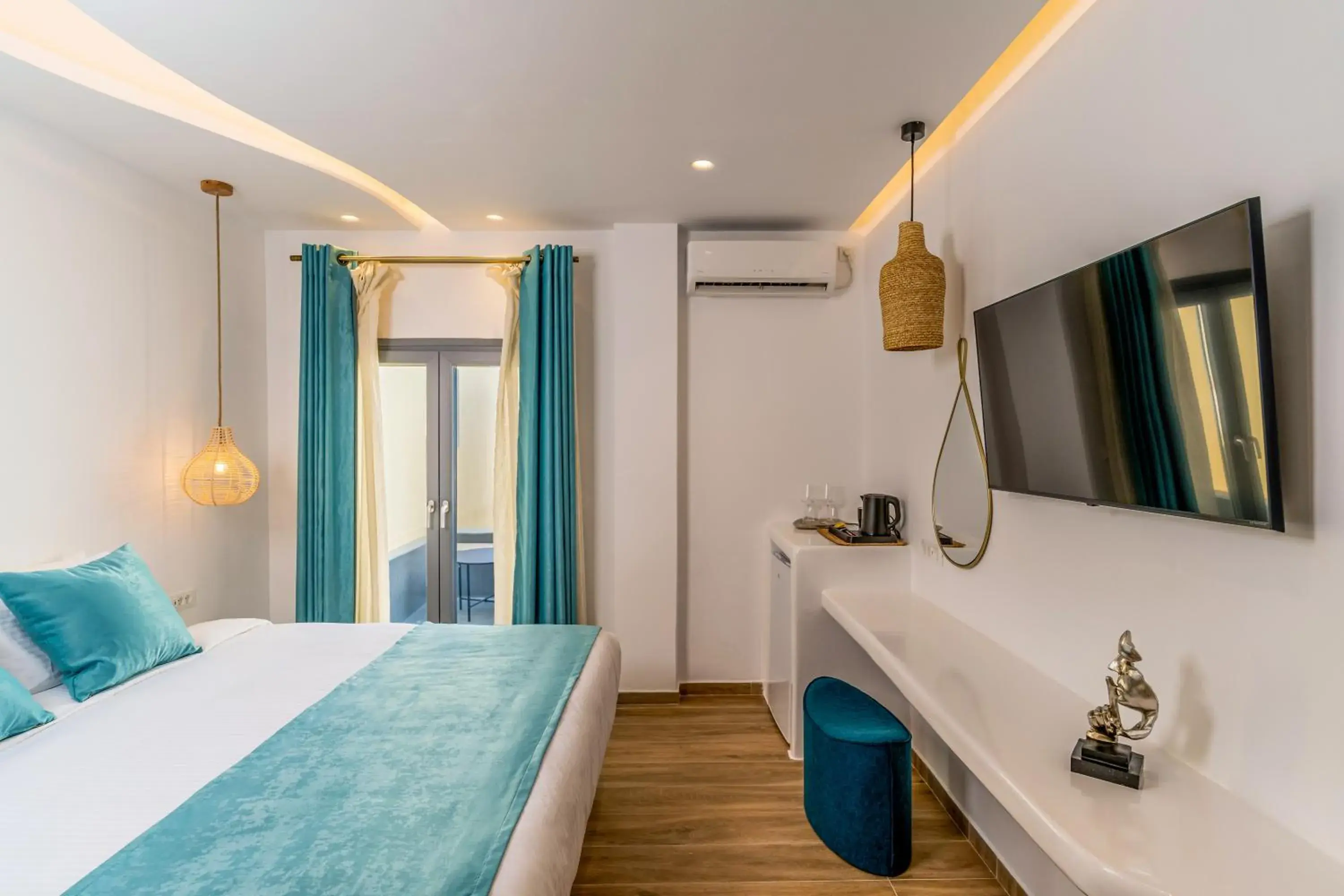 Junior Suite with with private outdoor jetted and courtyard view tub in Kafieris View Junior Suite with with private outdoor jetted and courtyard view tub in Kafieris View