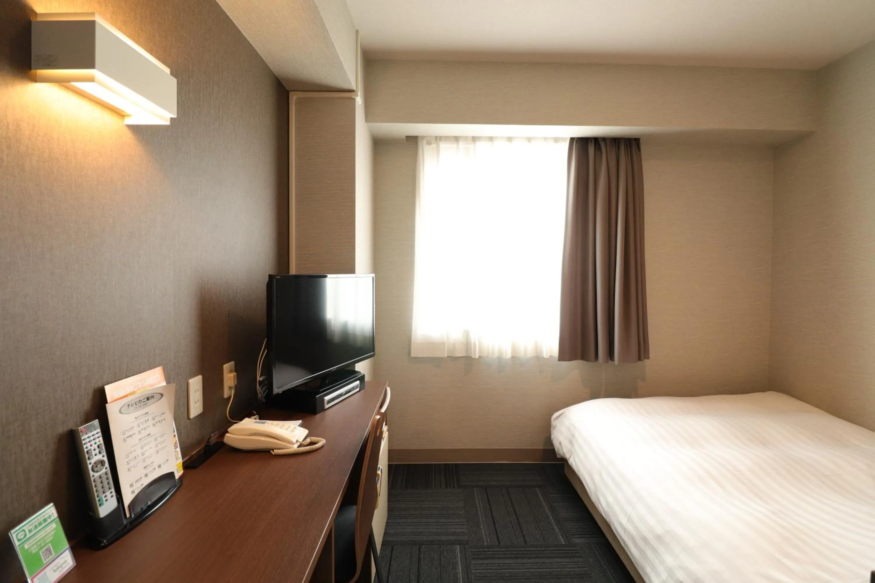 Photo of the whole room, Bed in Silk Hotel Annex