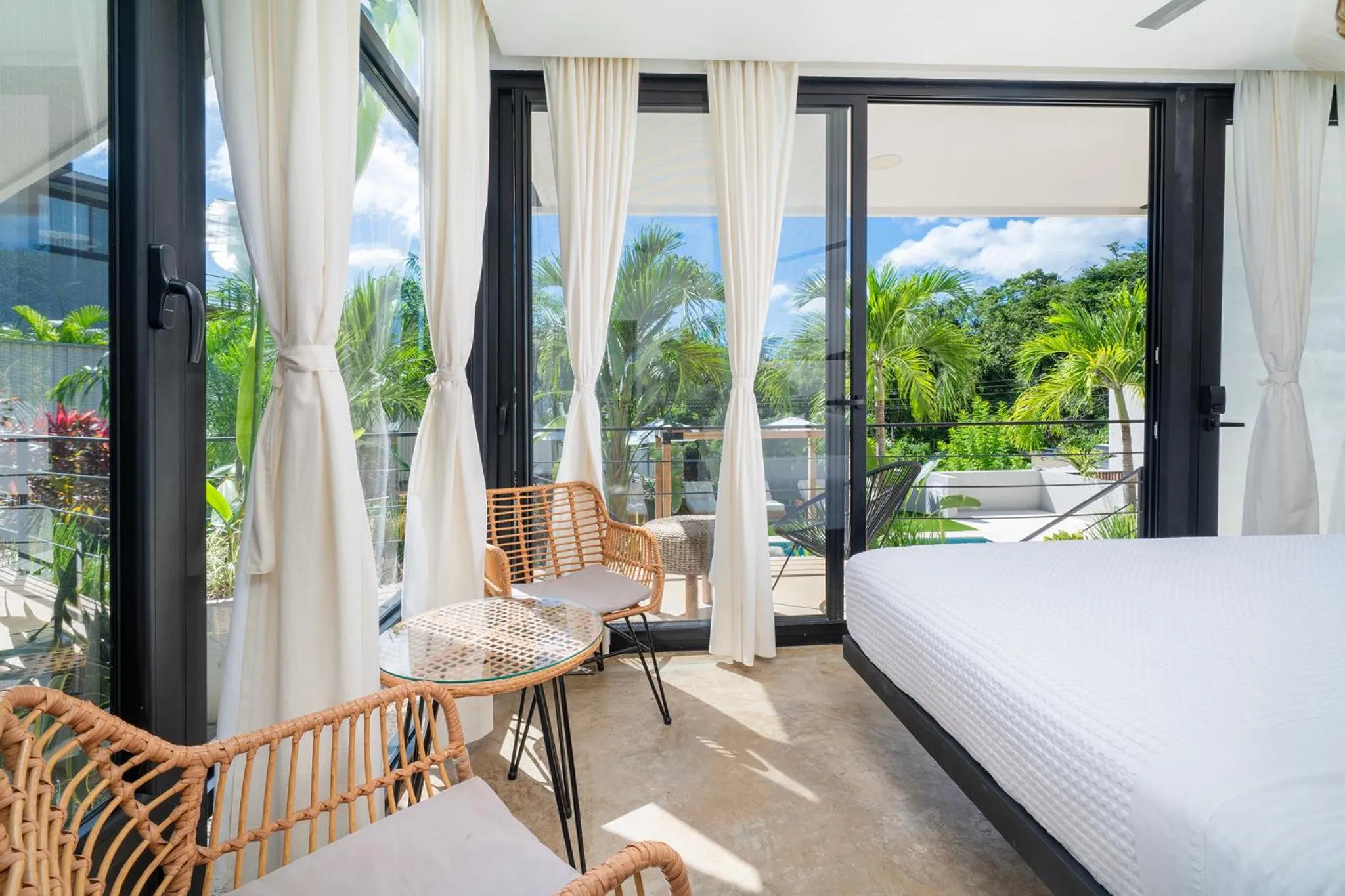 Patio, Bed in L'Avventura