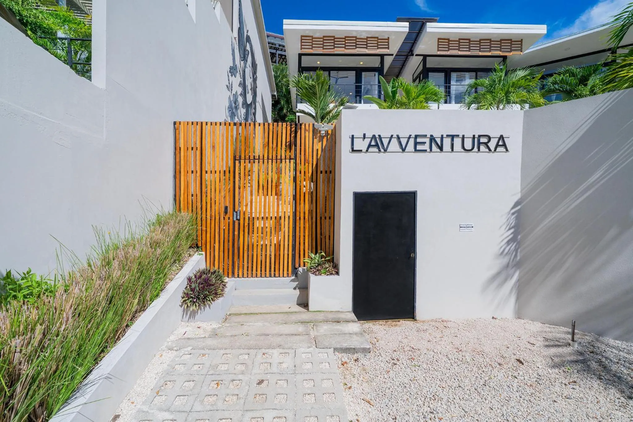Facade/entrance in L'Avventura