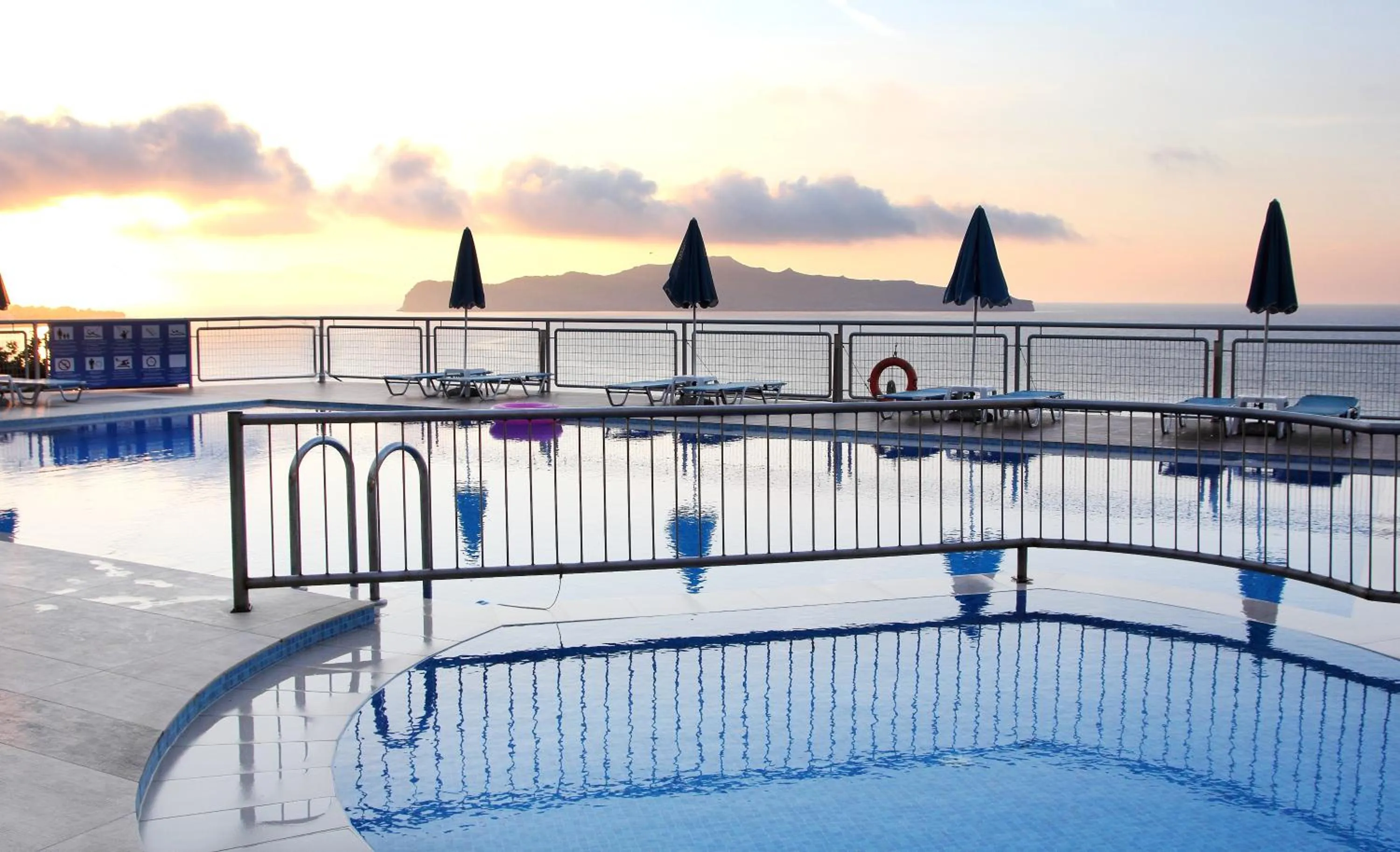 Swimming pool in Renieris Hotel