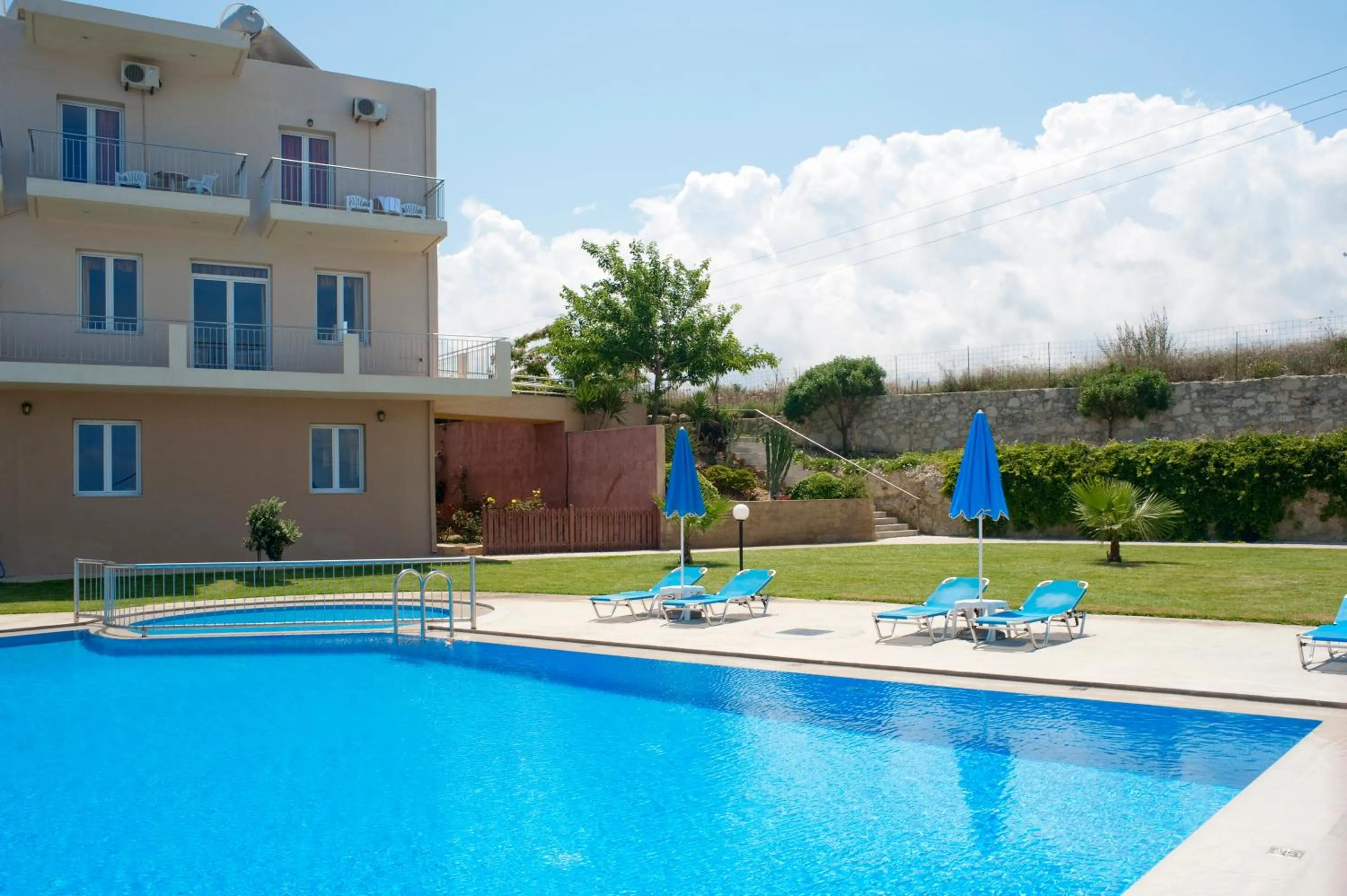 Swimming pool in Renieris Hotel