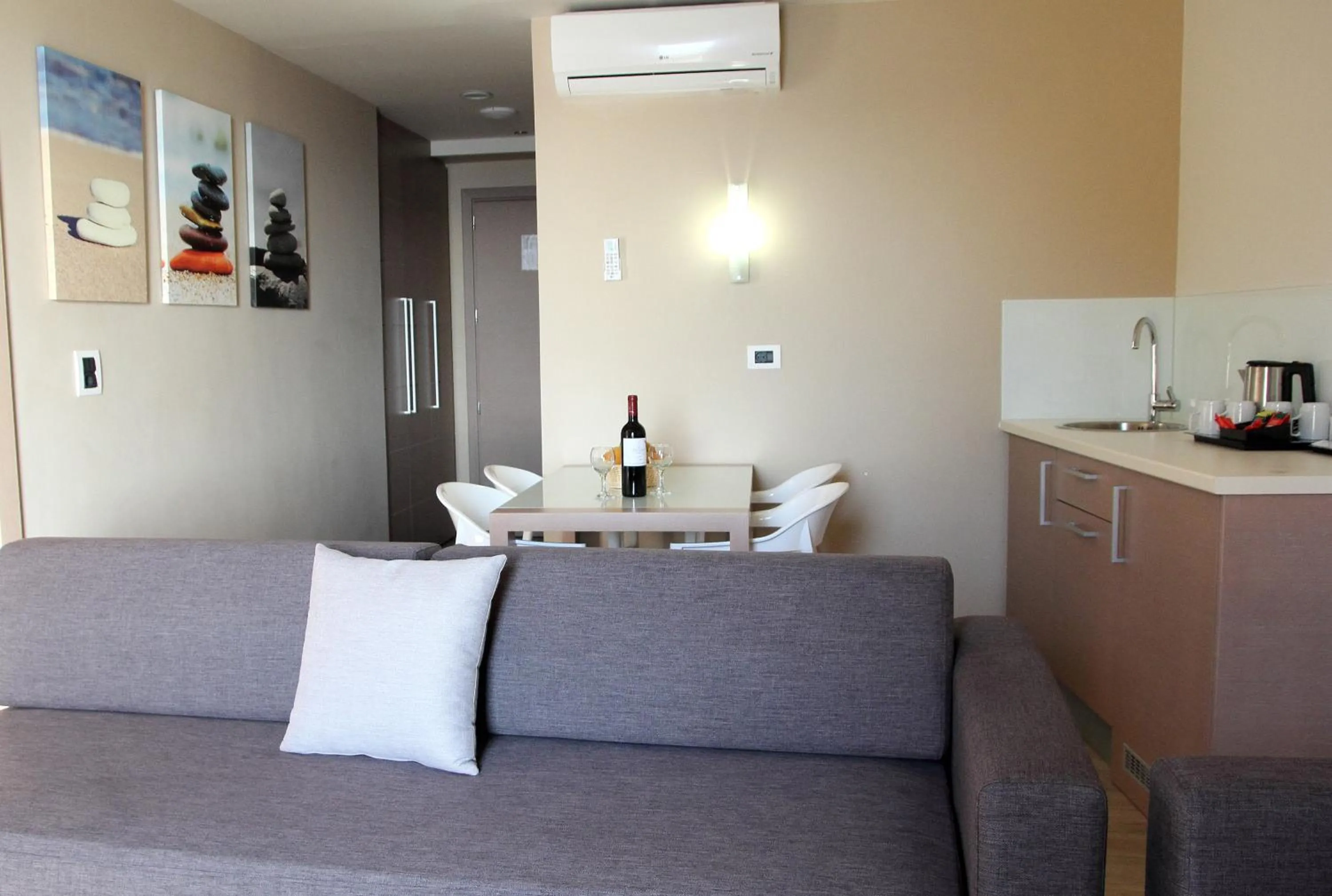 Coffee/tea facilities in Renieris Hotel