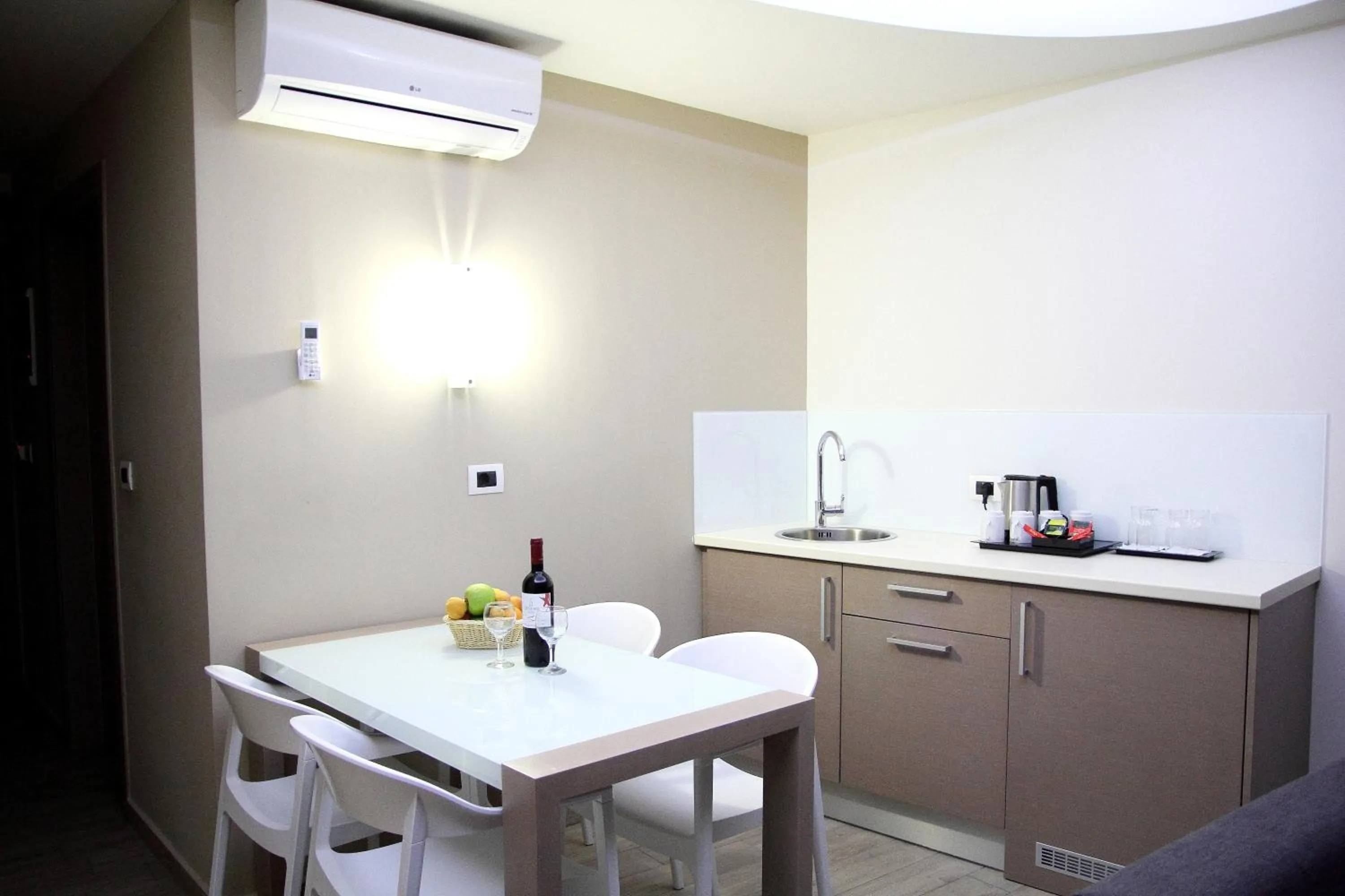 Coffee/tea facilities in Renieris Hotel