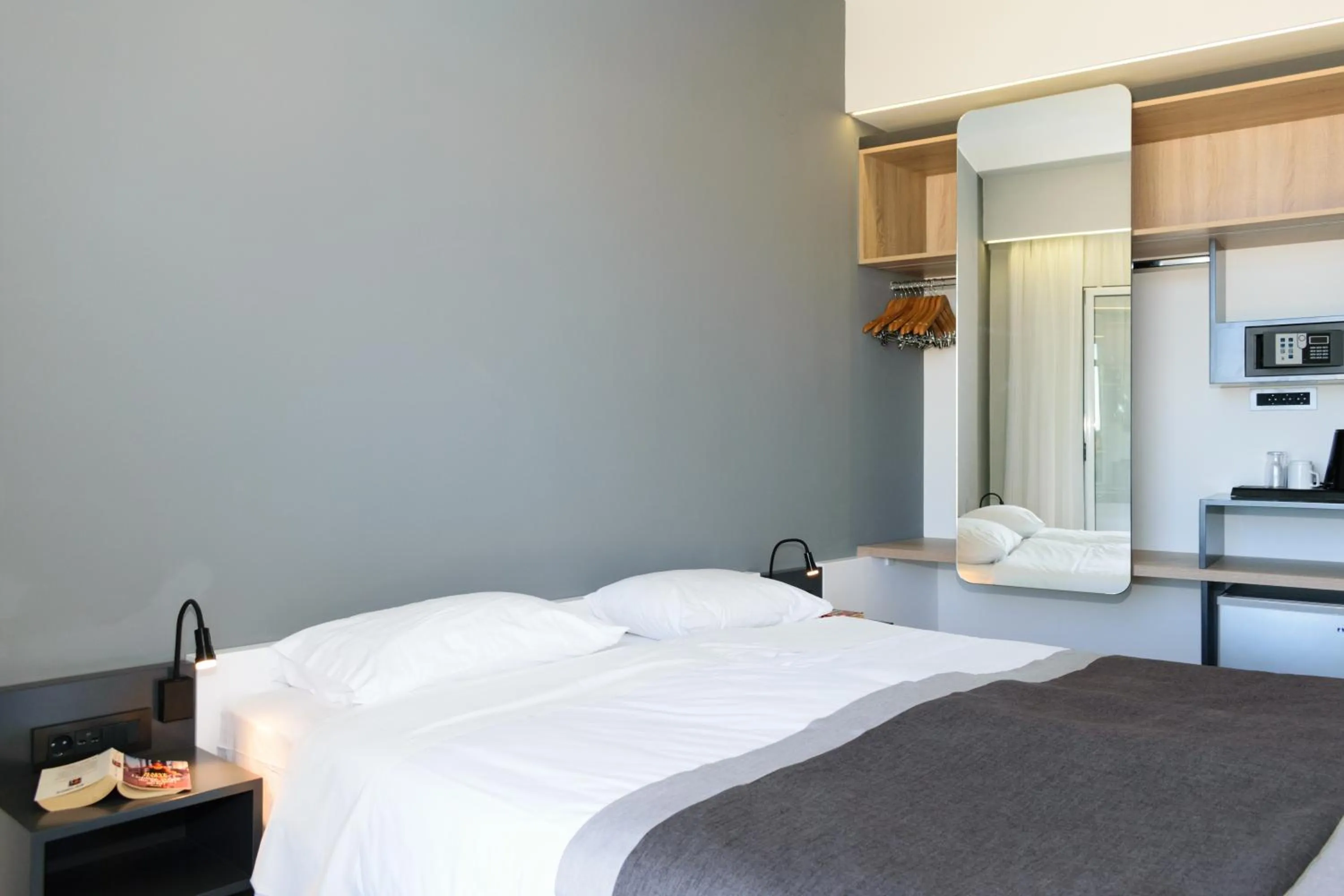 Photo of the whole room, Bed in Renieris Hotel