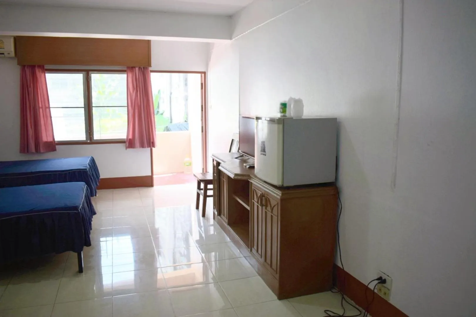 Photo of the whole room, Bed in My Hotel Bangkok Noi