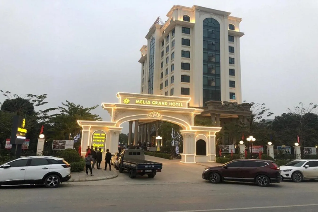 Parking in Quynh Trang Hung Yen Hotel