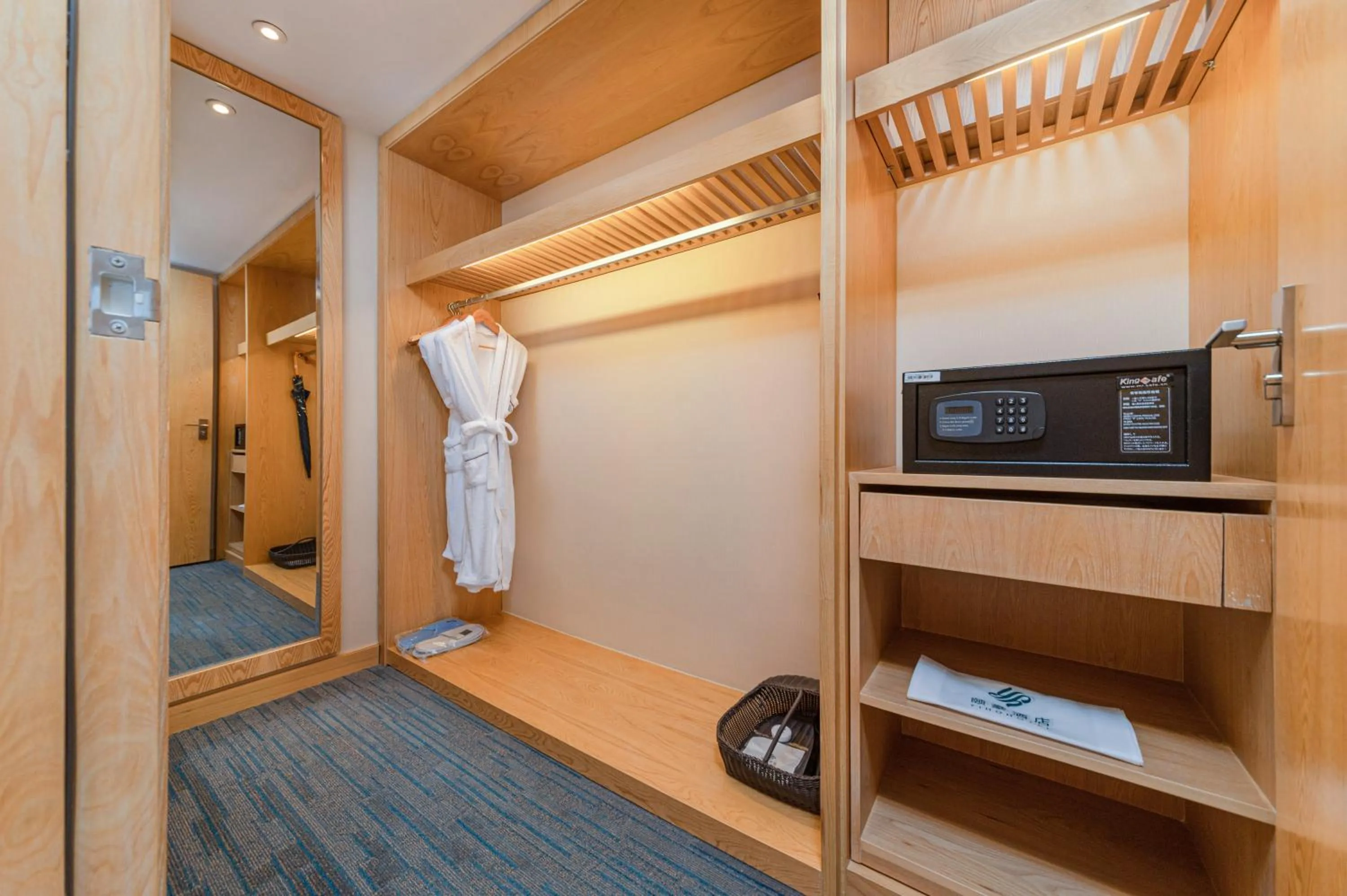 wardrobe in Fuzhou Bamin Yiho hotel