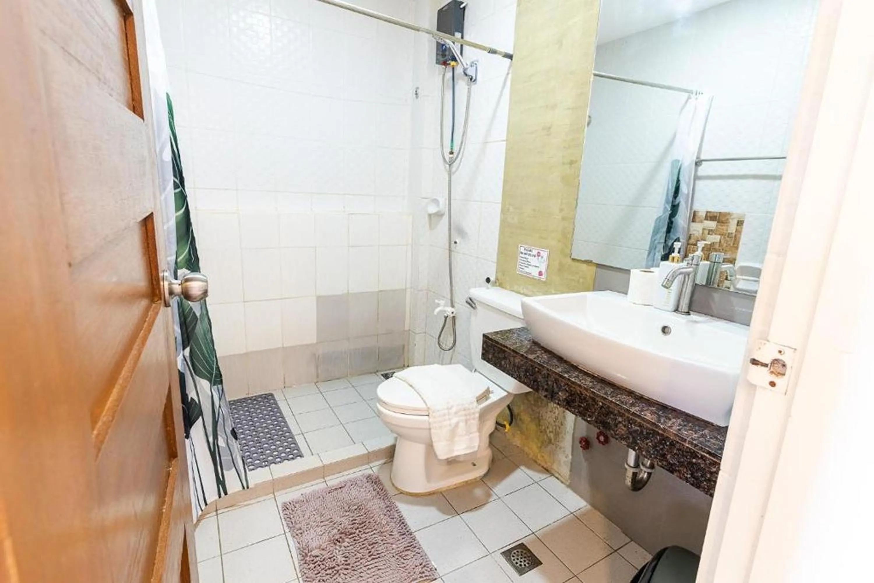 Toilet in Spotlight Hotel near Hundred Islands Wharf