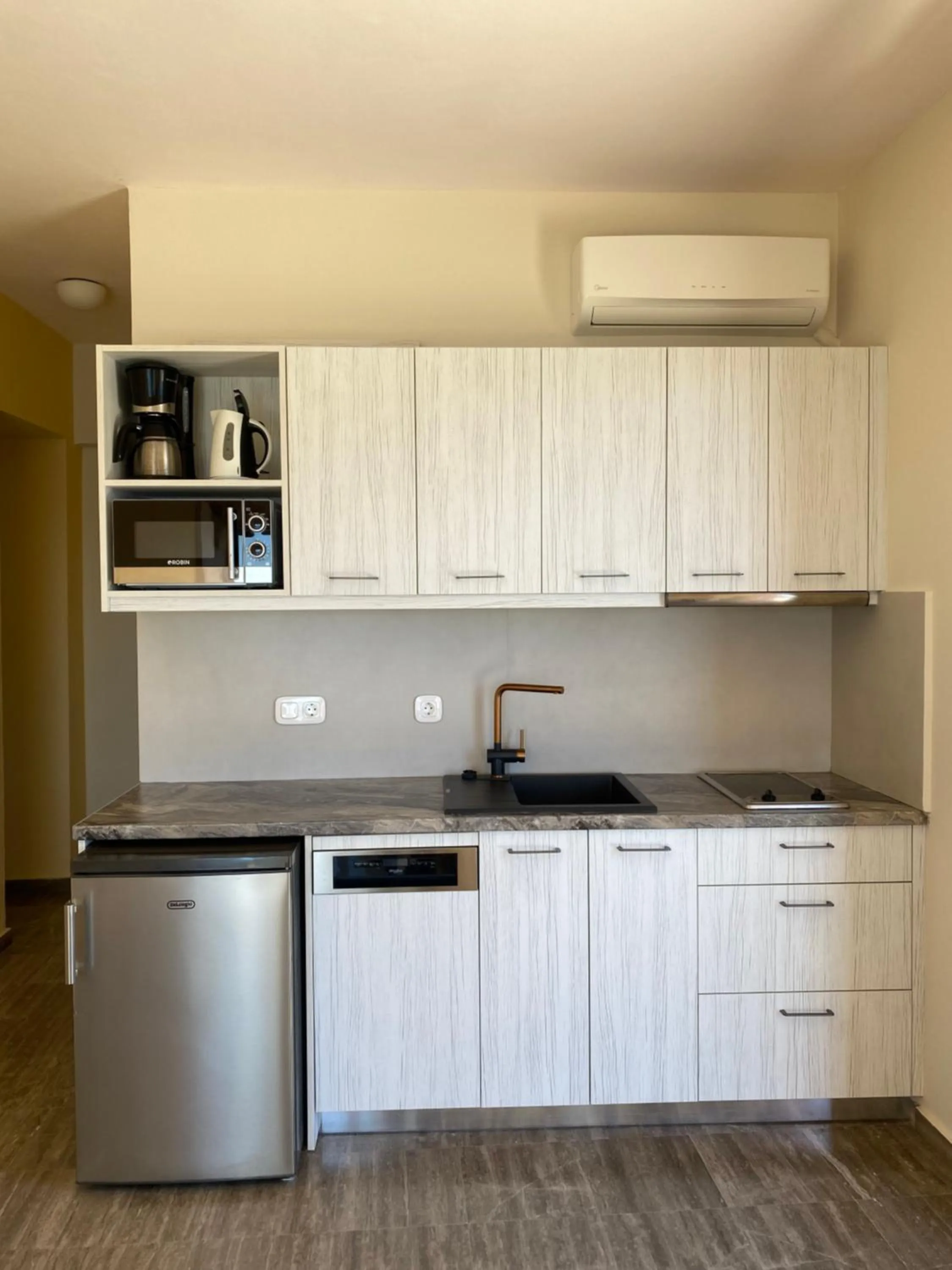Kitchen or kitchenette in Thalassa House Apartments