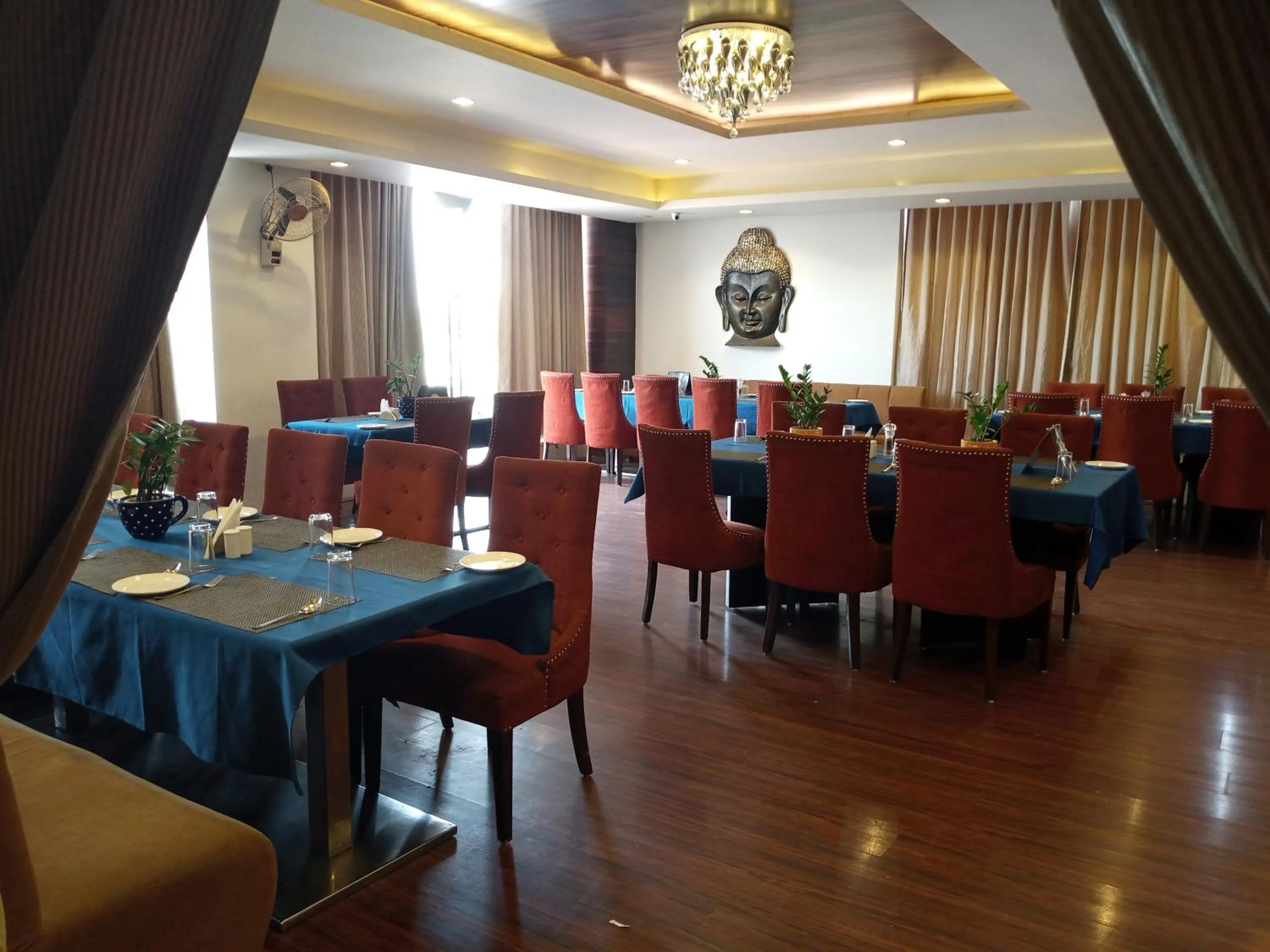 Restaurant/places to eat in Hotel 5 Flowers Ananta Elite
