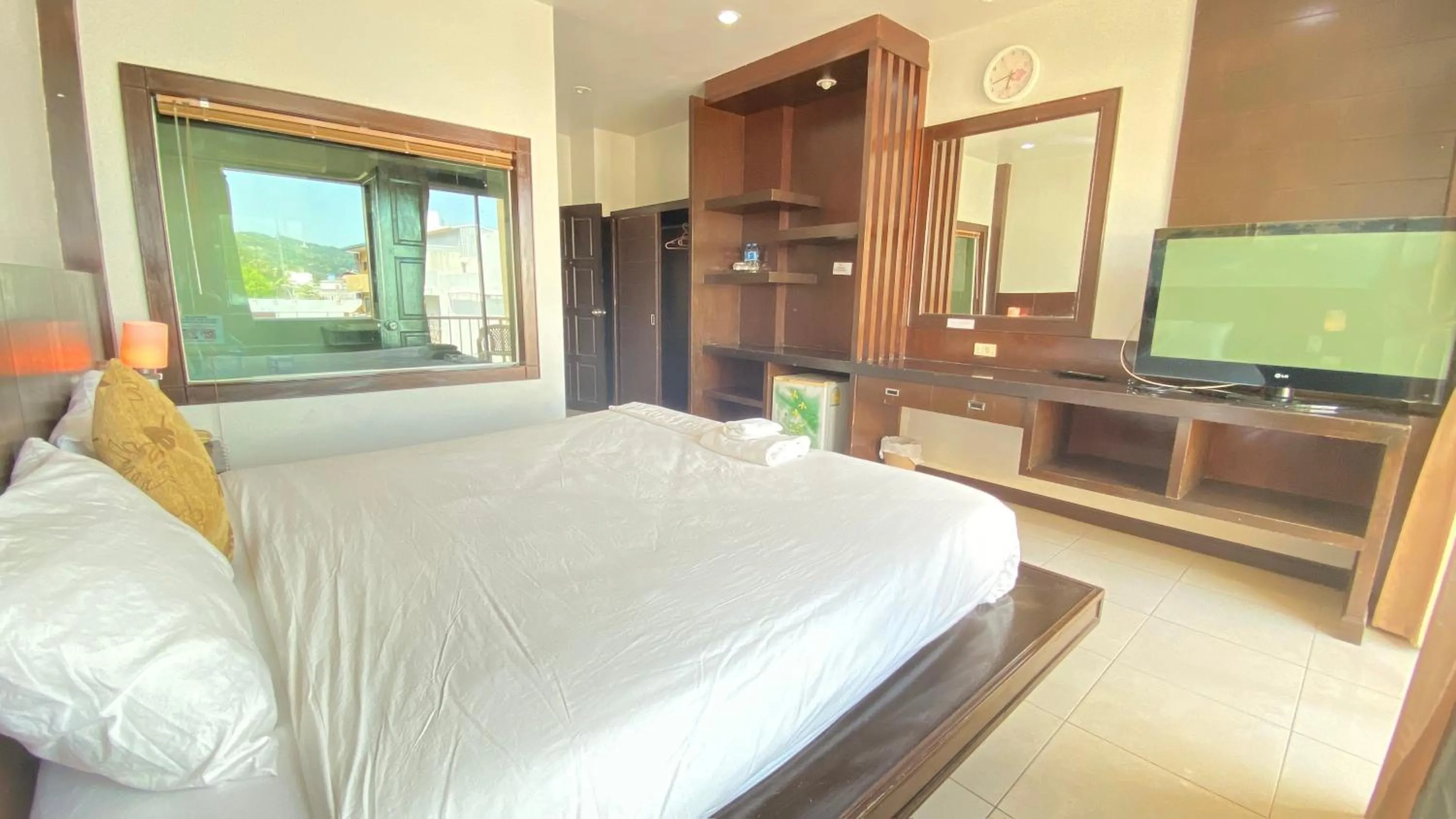 Communal lounge/ TV room, Bed in SM Patong Resort